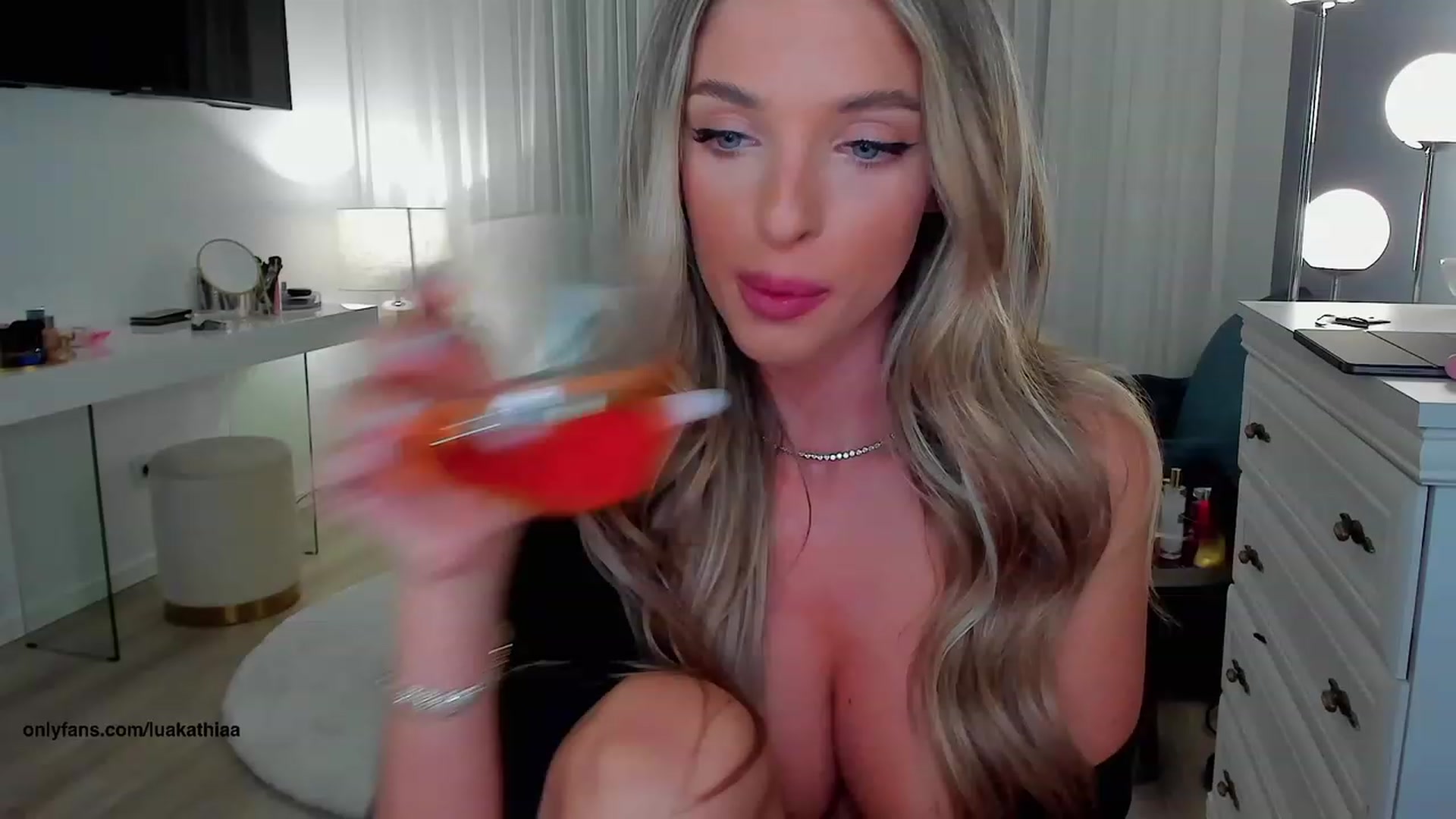 Gallery image thumbnail from L_U_A_'s myfreecams stream on, 06/22/2023, 17:41 image 17 of 20
