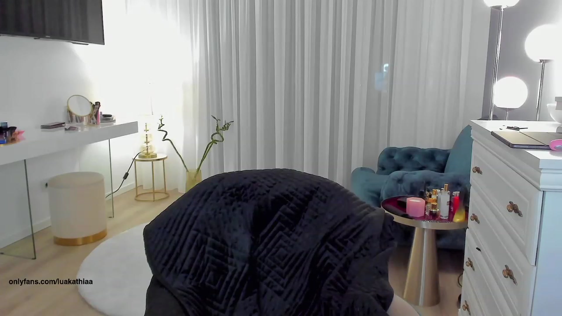 Gallery image thumbnail from L_U_A_'s myfreecams stream on, 06/22/2023, 17:41 image 13 of 20