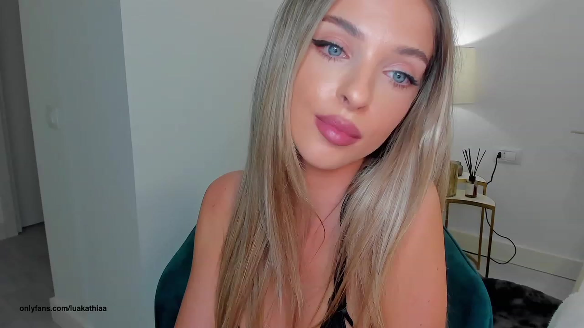 Gallery image thumbnail from L_U_A_'s myfreecams stream on, 07/12/2023, 19:01 image 14 of 20