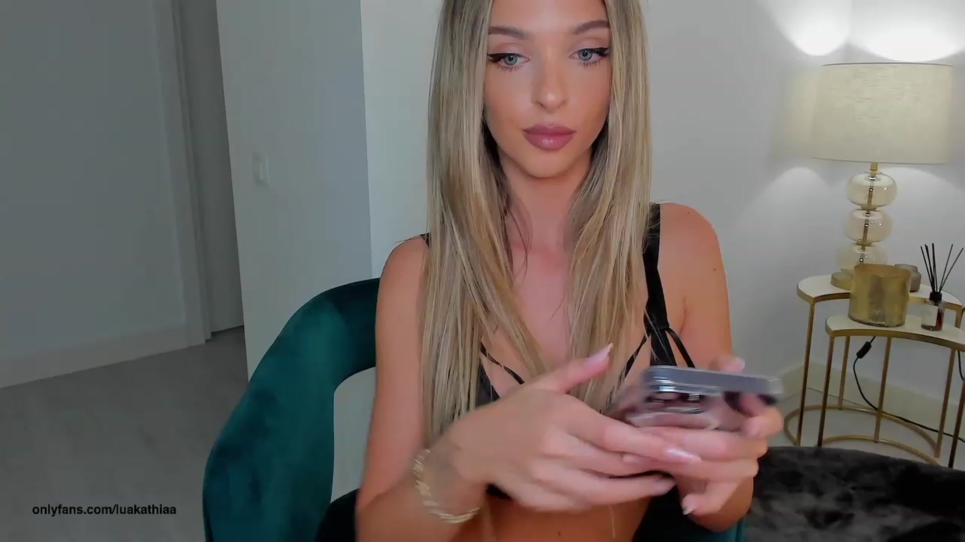 Gallery image thumbnail from L_U_A_'s myfreecams stream on, 07/12/2023, 19:23 image 13 of 20