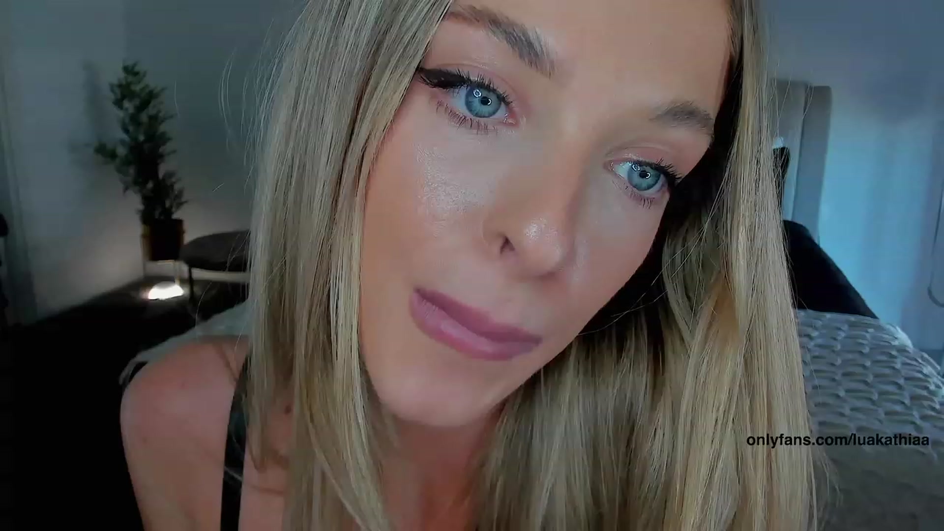 Gallery image thumbnail from L_U_A_'s myfreecams stream on, 08/11/2023, 08:43 image 17 of 20