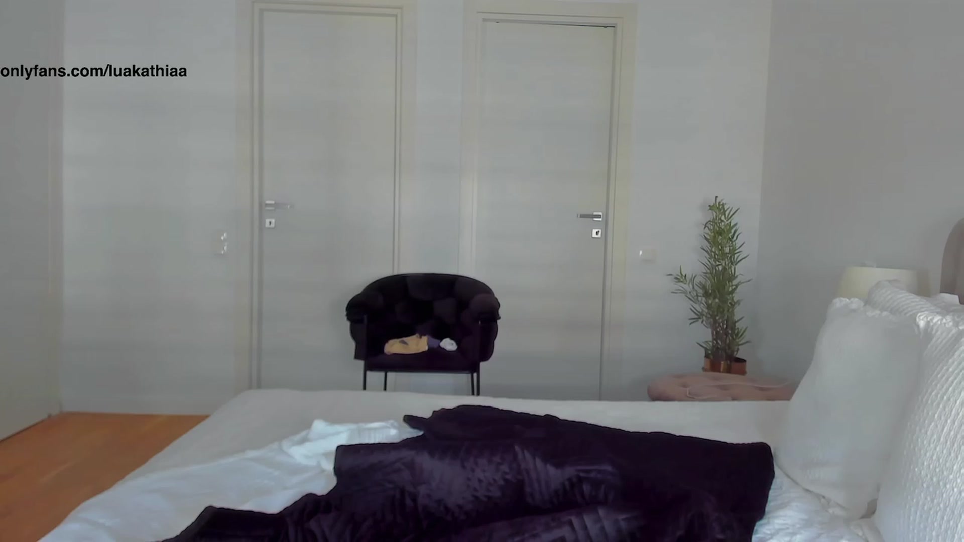 Gallery image thumbnail from L_U_A_'s myfreecams stream on, 08/17/2023, 09:09 image 3 of 20