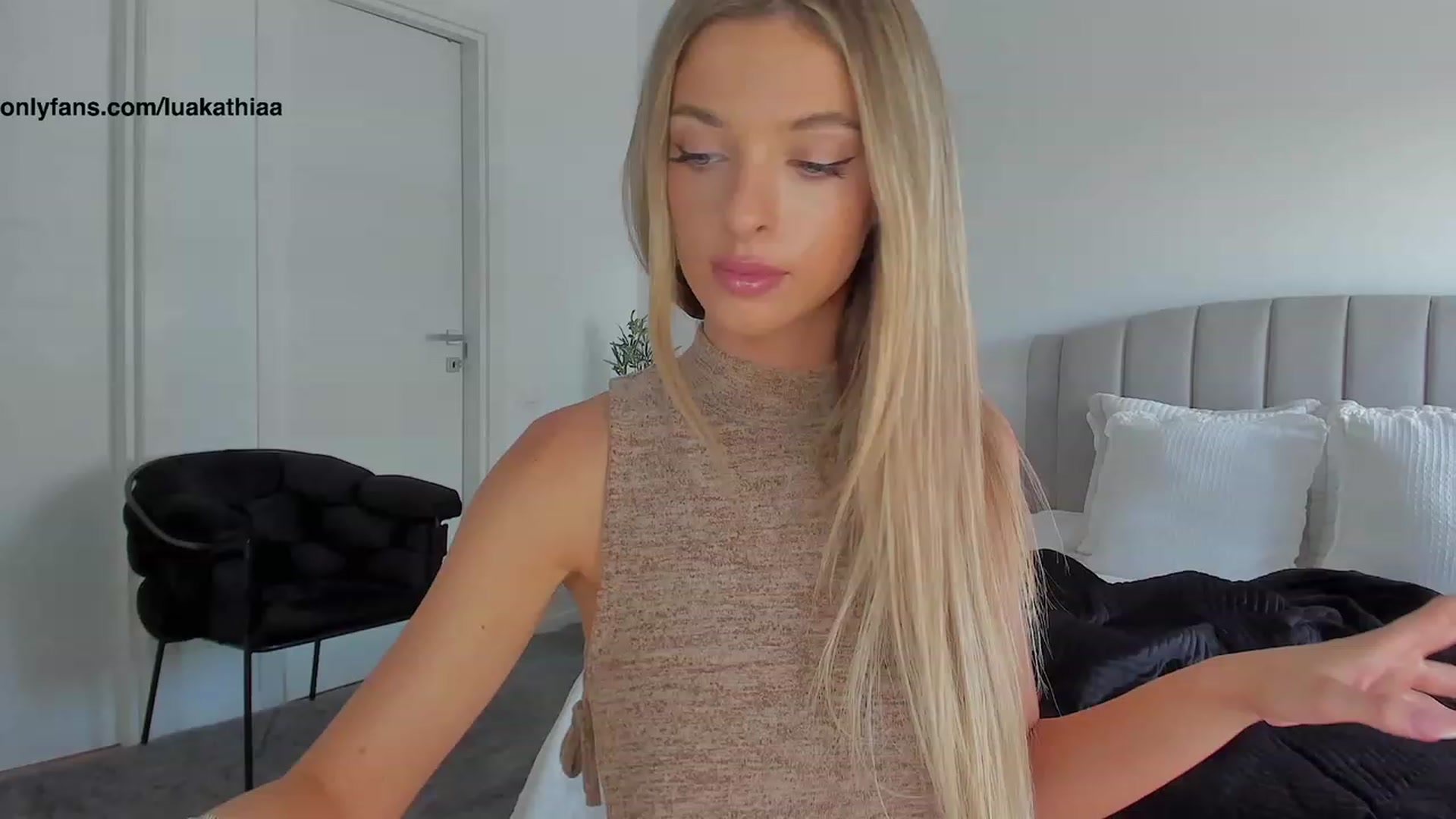 Gallery image thumbnail from L_U_A_'s myfreecams stream on, 08/17/2023, 10:23 image 8 of 20
