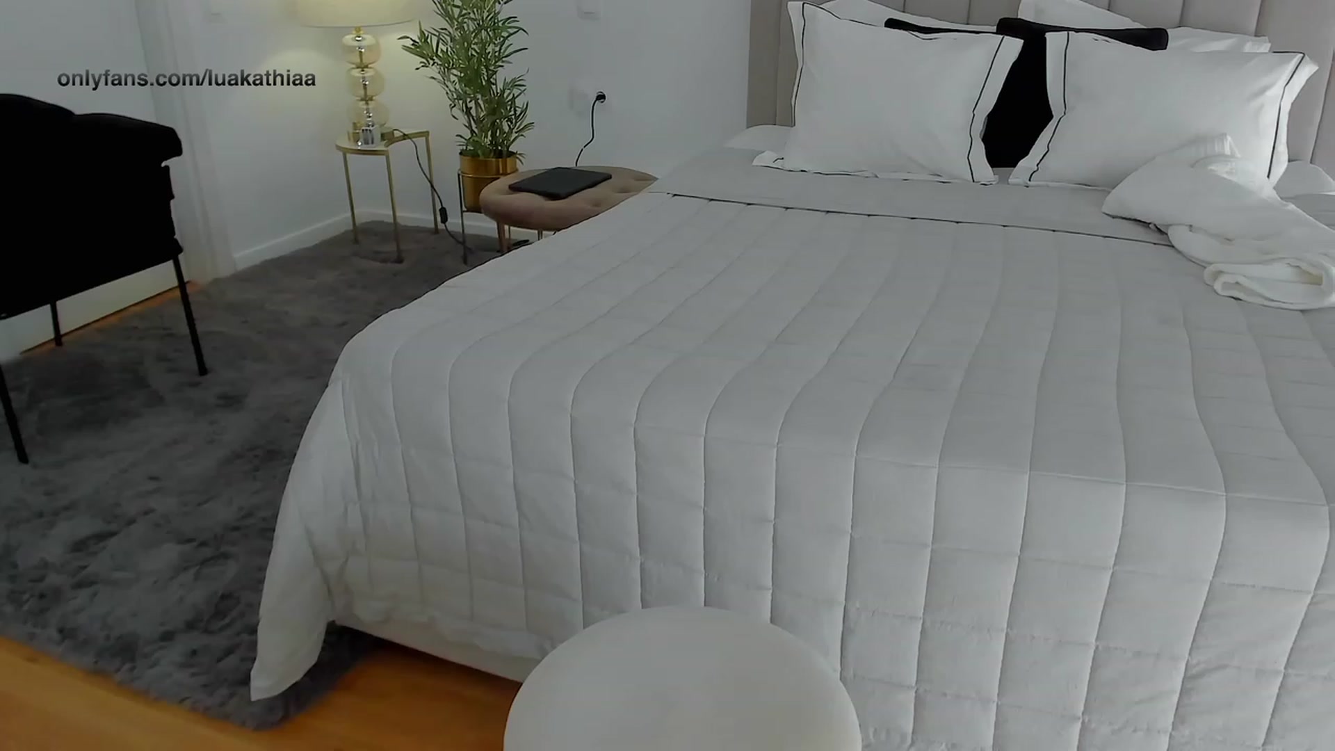 Gallery image thumbnail from L_U_A_'s myfreecams stream on, 09/04/2023, 10:21 image 16 of 20