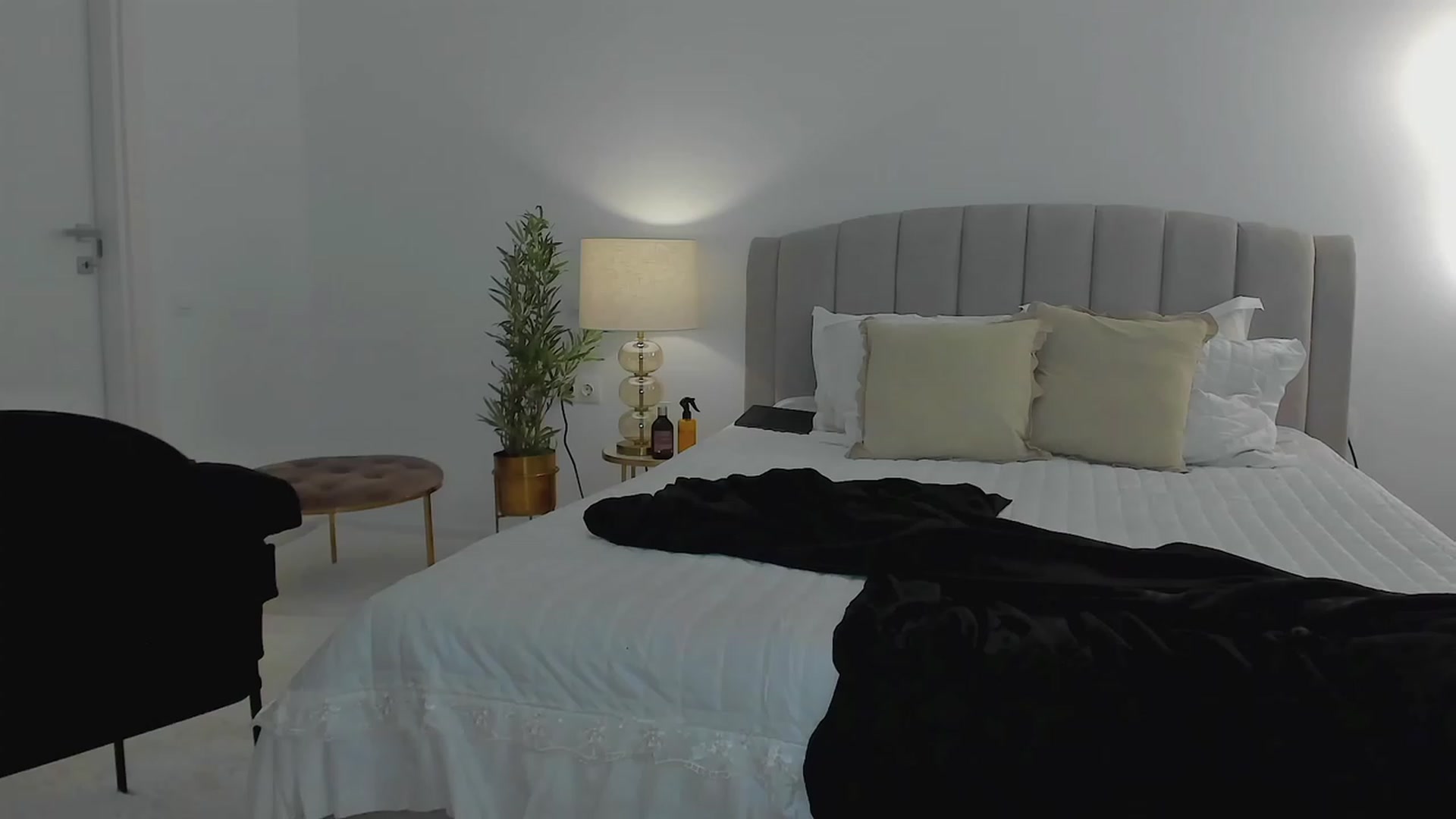 Gallery image thumbnail from L_U_A_'s myfreecams stream on, 09/19/2023, 14:52 image 12 of 20