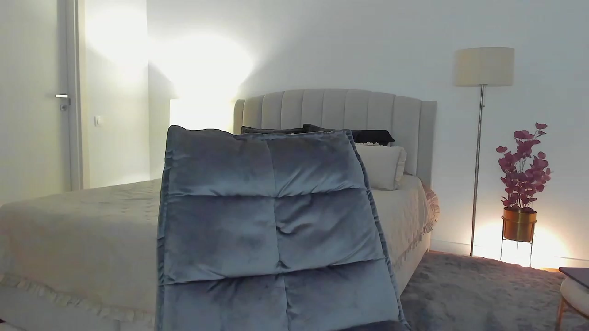 Gallery image thumbnail from L_U_A_'s myfreecams stream on, 10/09/2023, 16:37 image 13 of 20