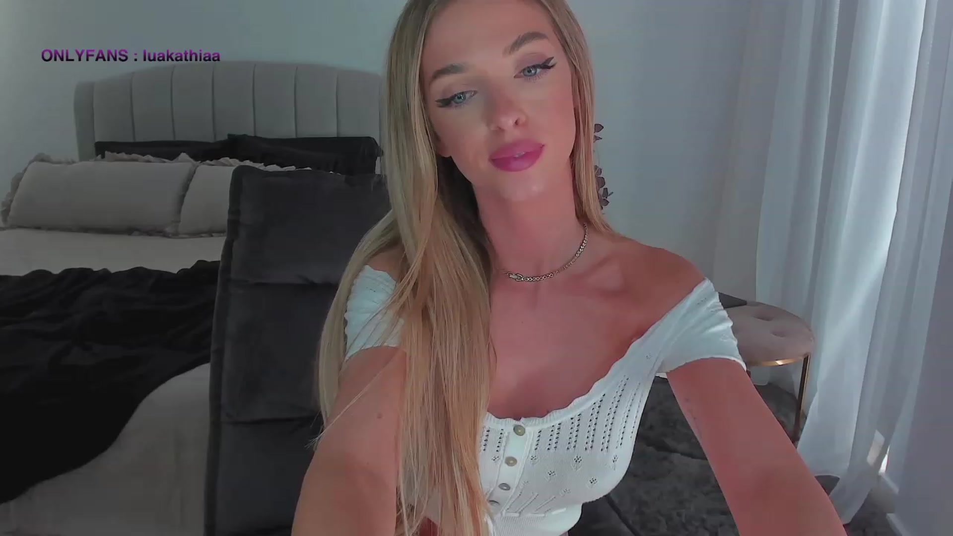 Gallery image thumbnail from L_U_A_'s myfreecams stream on, 10/11/2023, 12:37 image 10 of 20