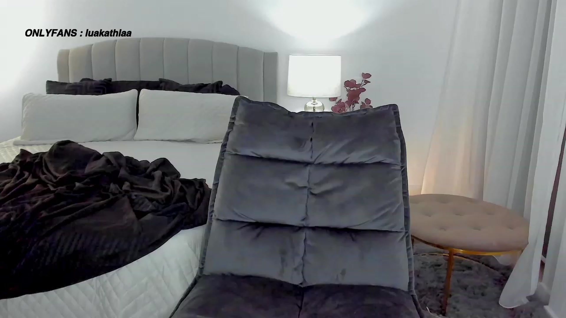 Gallery image thumbnail from L_U_A_'s myfreecams stream on, 10/12/2023, 18:51 image 14 of 20
