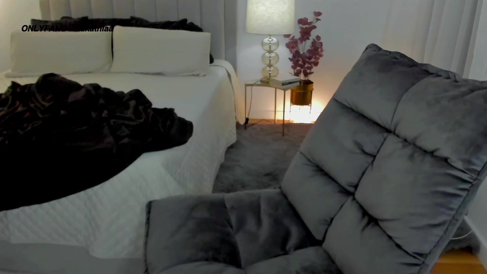 Gallery image thumbnail from L_U_A_'s myfreecams stream on, 10/12/2023, 18:51 image 18 of 20