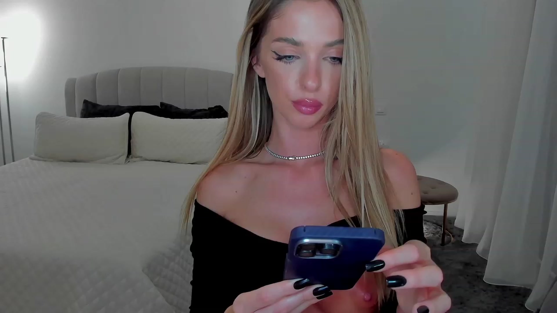 Gallery image thumbnail from L_U_A_'s myfreecams stream on, 10/17/2023, 18:26 image 8 of 20