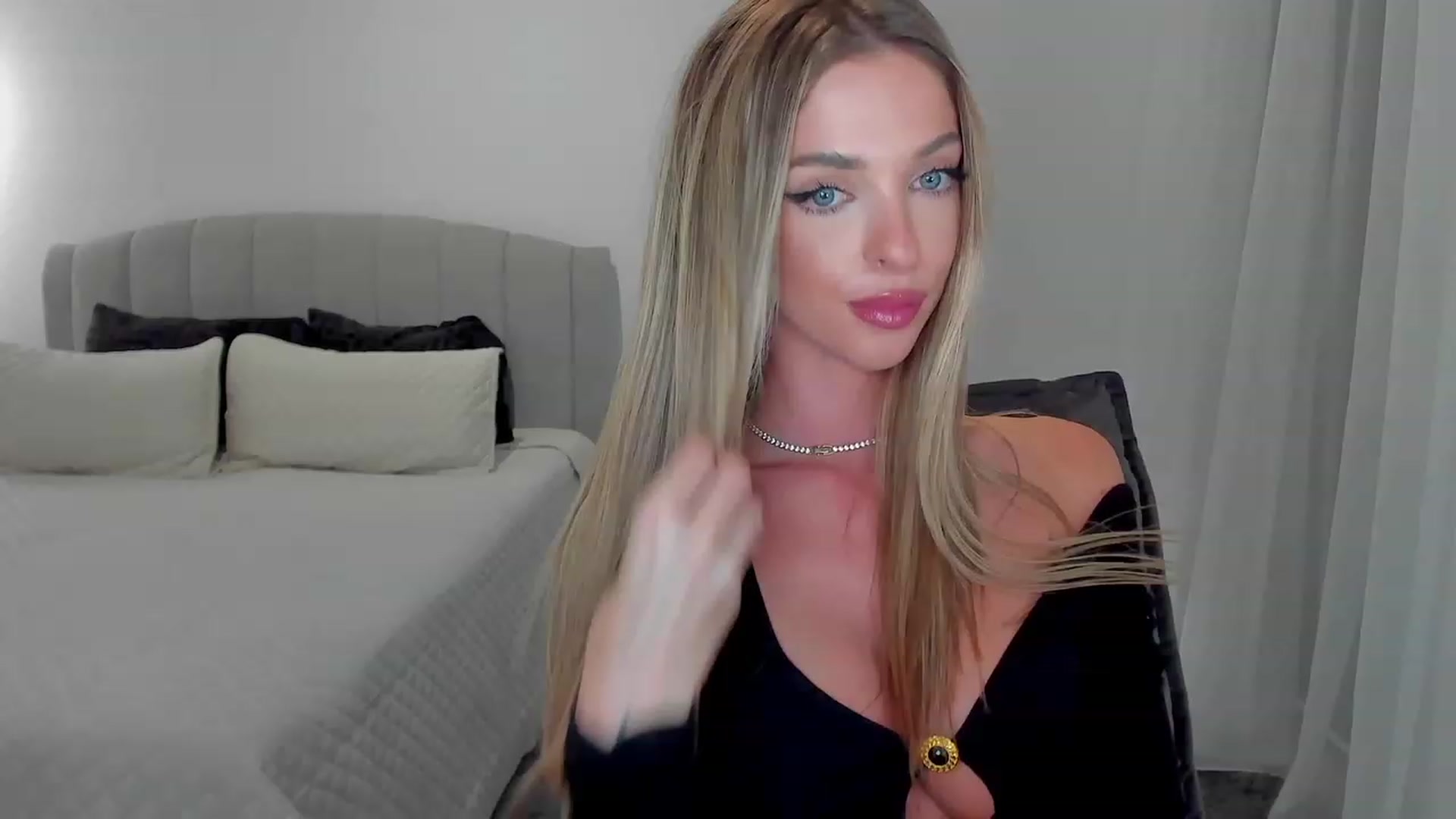 Gallery image thumbnail from L_U_A_'s myfreecams stream on, 10/17/2023, 18:26 image 9 of 20