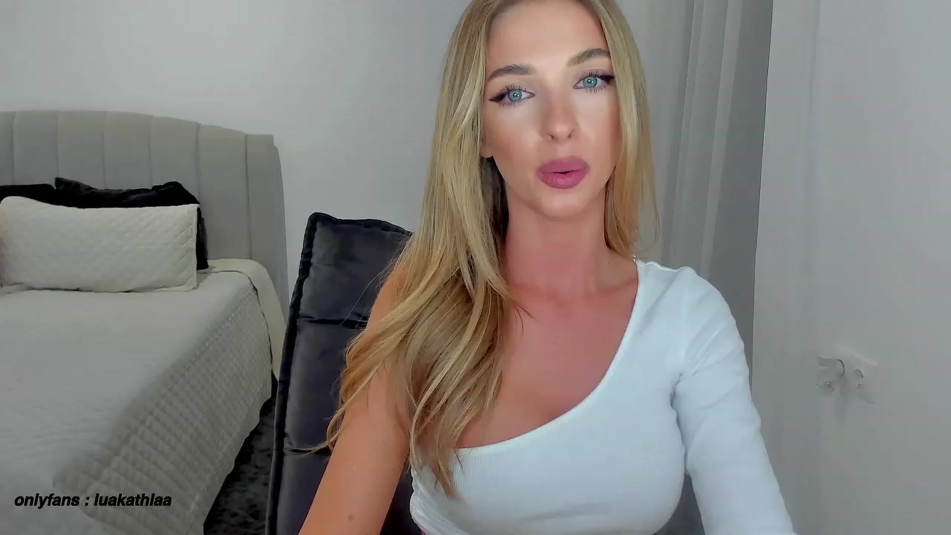 Gallery image thumbnail from L_U_A_'s myfreecams stream on, 10/18/2023, 16:32 image 20 of 20