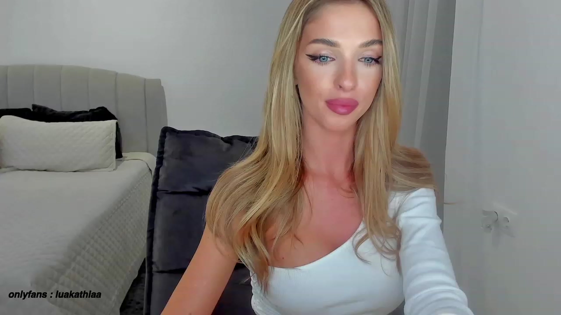 Gallery image thumbnail from L_U_A_'s myfreecams stream on, 10/18/2023, 16:32 image 17 of 20