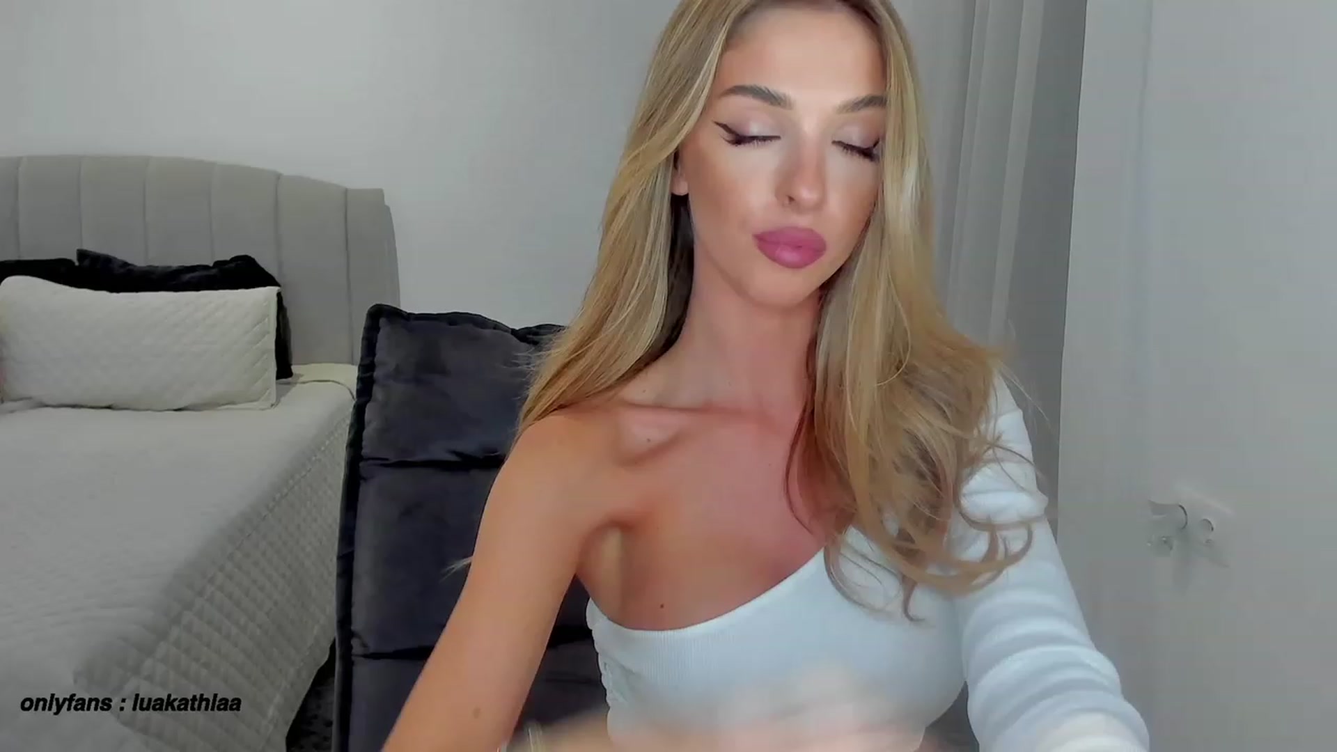 Gallery image thumbnail from L_U_A_'s myfreecams stream on, 10/18/2023, 16:32 image 18 of 20