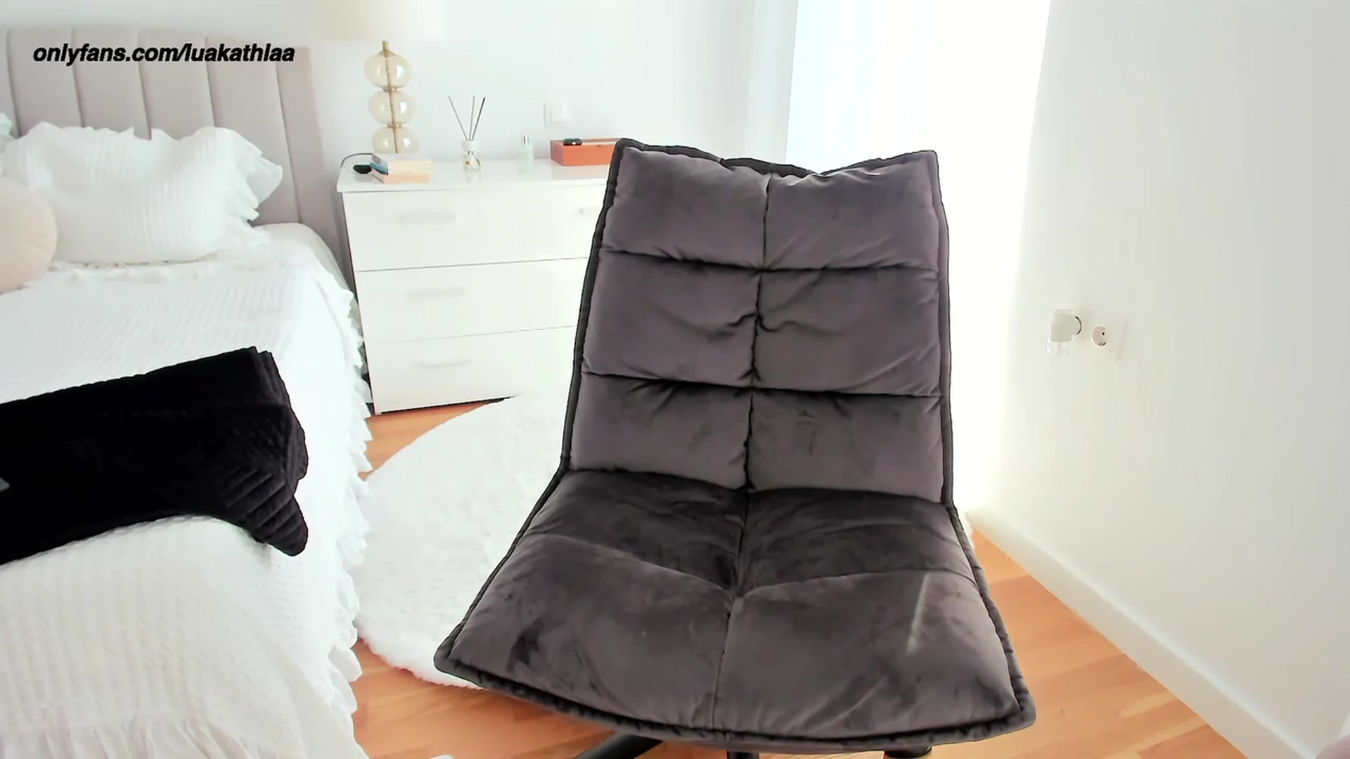 Gallery image thumbnail from L_U_A_'s myfreecams stream on, 11/01/2023, 14:21 image 9 of 20