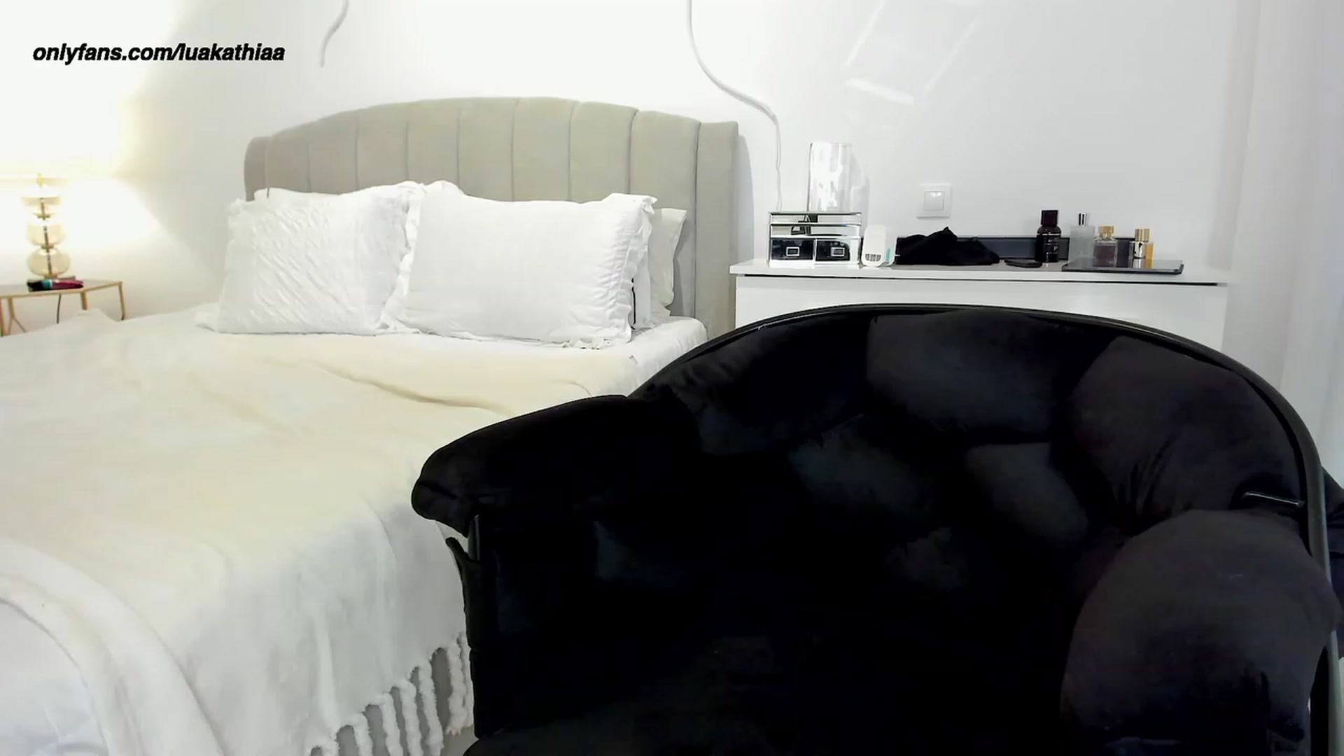 Gallery image thumbnail from L_U_A_'s myfreecams stream on, 01/24/2024, 14:54 image 13 of 20