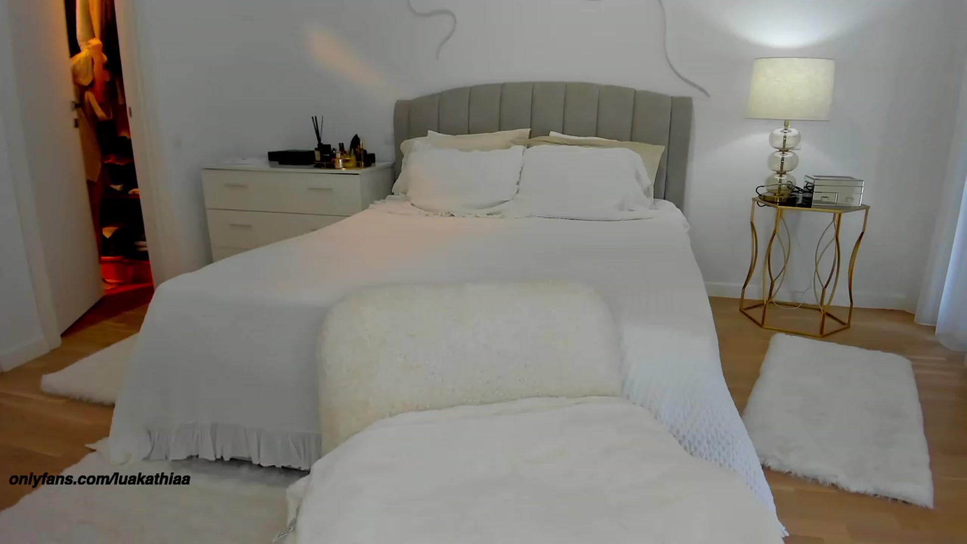Gallery image thumbnail from L_U_A_'s myfreecams stream on, 03/10/2024, 08:41 image 9 of 20