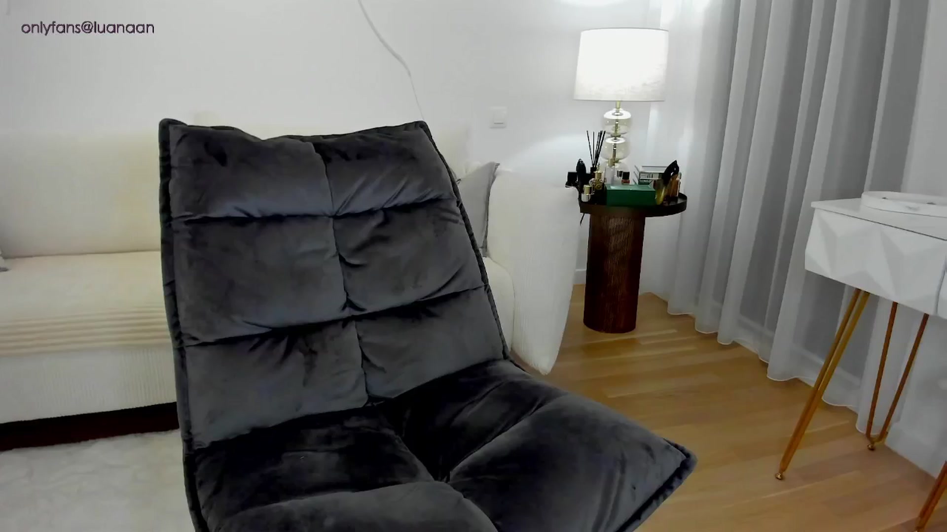 Gallery image thumbnail from L_U_A_'s myfreecams stream on, 05/22/2024, 19:07 image 11 of 20