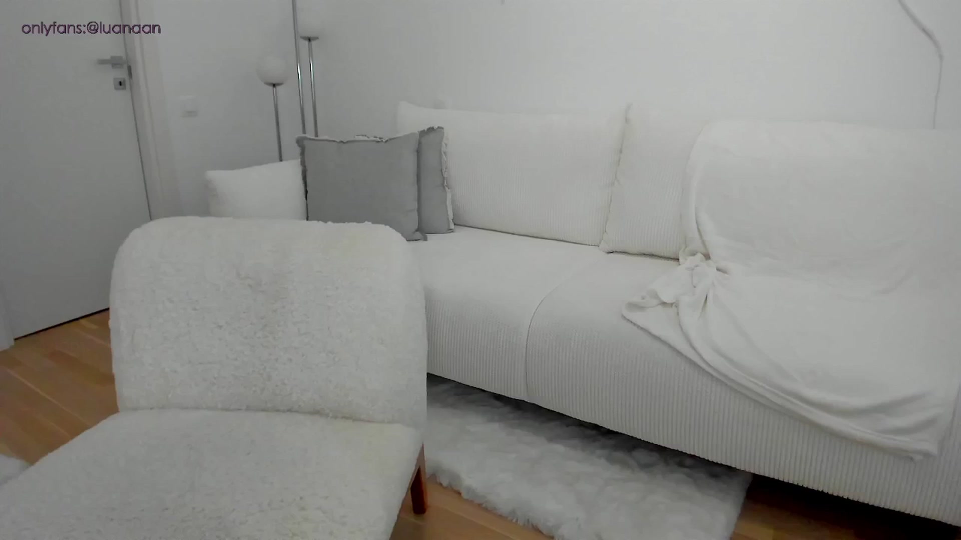 Gallery image thumbnail from L_U_A_'s myfreecams stream on, 06/01/2024, 17:46 image 7 of 20