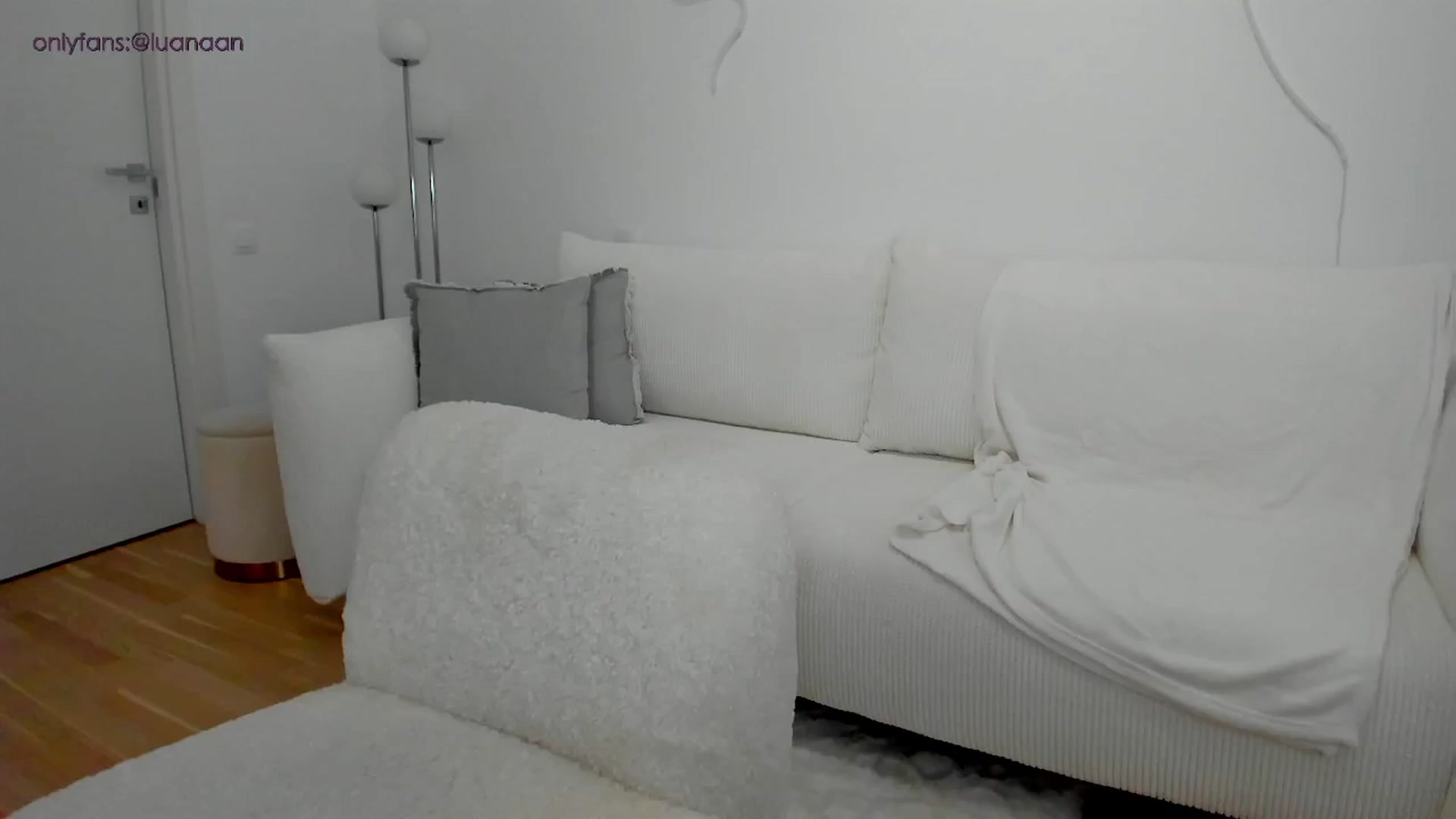 Gallery image thumbnail from L_U_A_'s myfreecams stream on, 06/01/2024, 17:46 image 13 of 20