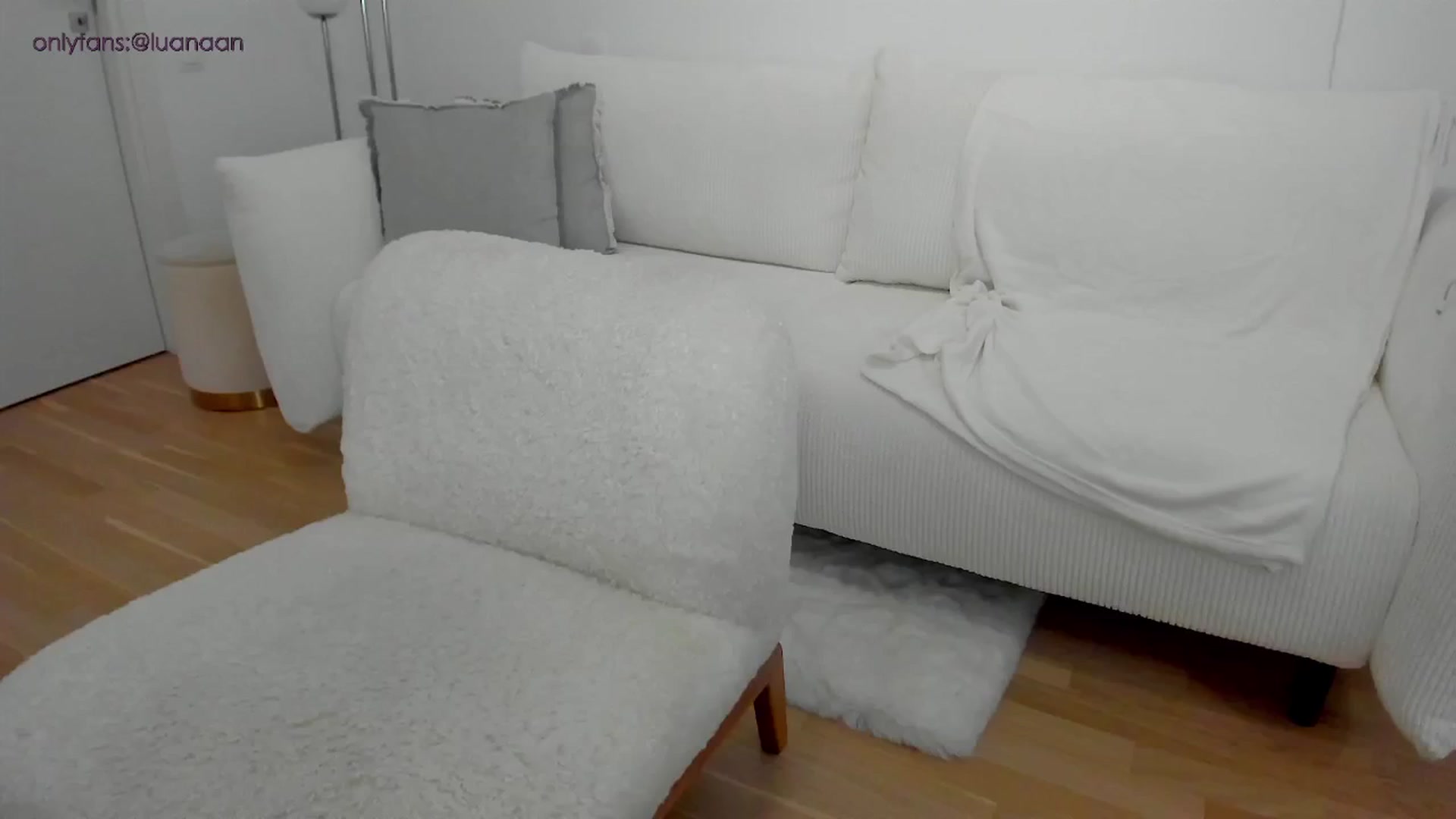 Gallery image thumbnail from L_U_A_'s myfreecams stream on, 06/01/2024, 17:46 image 14 of 20