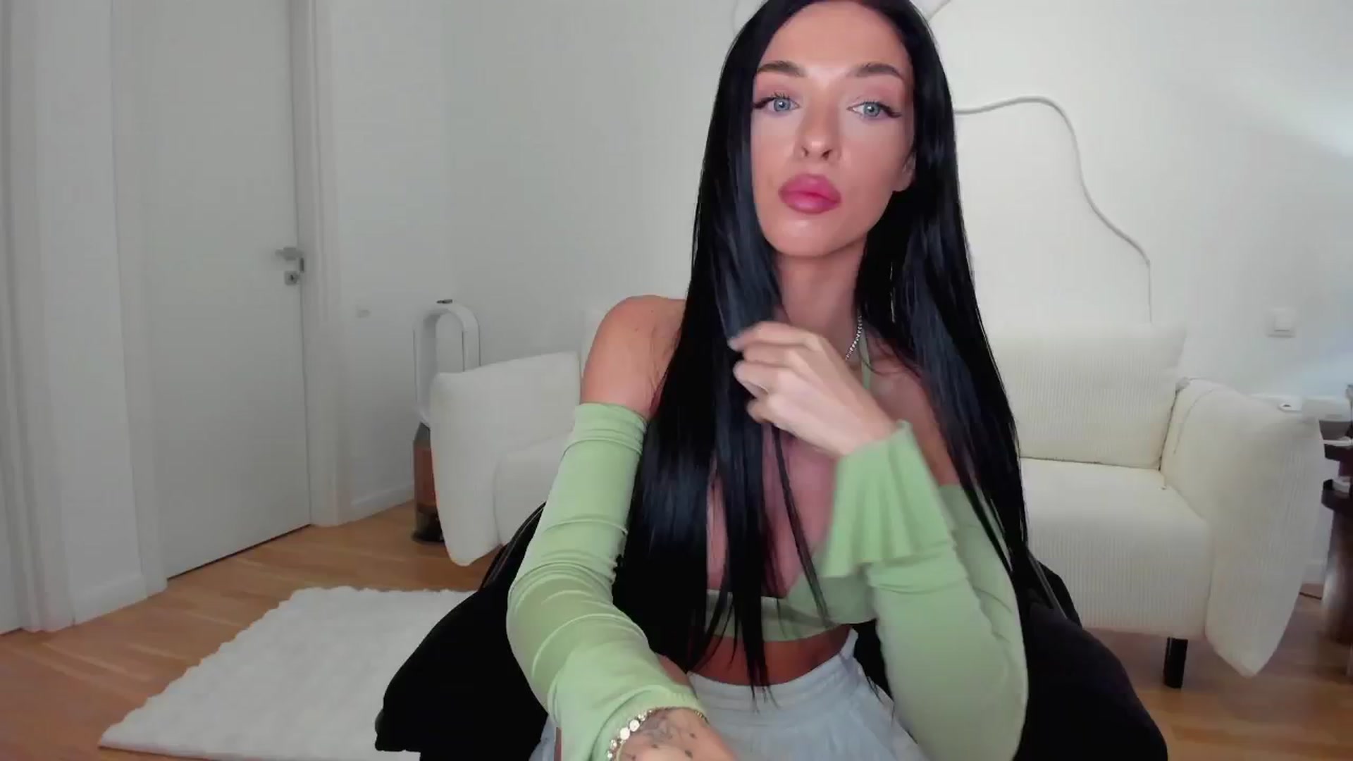 Gallery image thumbnail from L_U_A_'s myfreecams stream on, 06/30/2024, 08:35 image 1 of 20