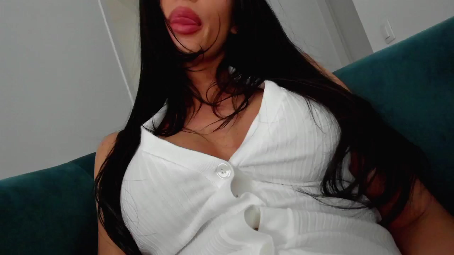 Gallery image thumbnail from L_U_A_'s myfreecams stream on, 08/01/2024, 10:08 image 18 of 20