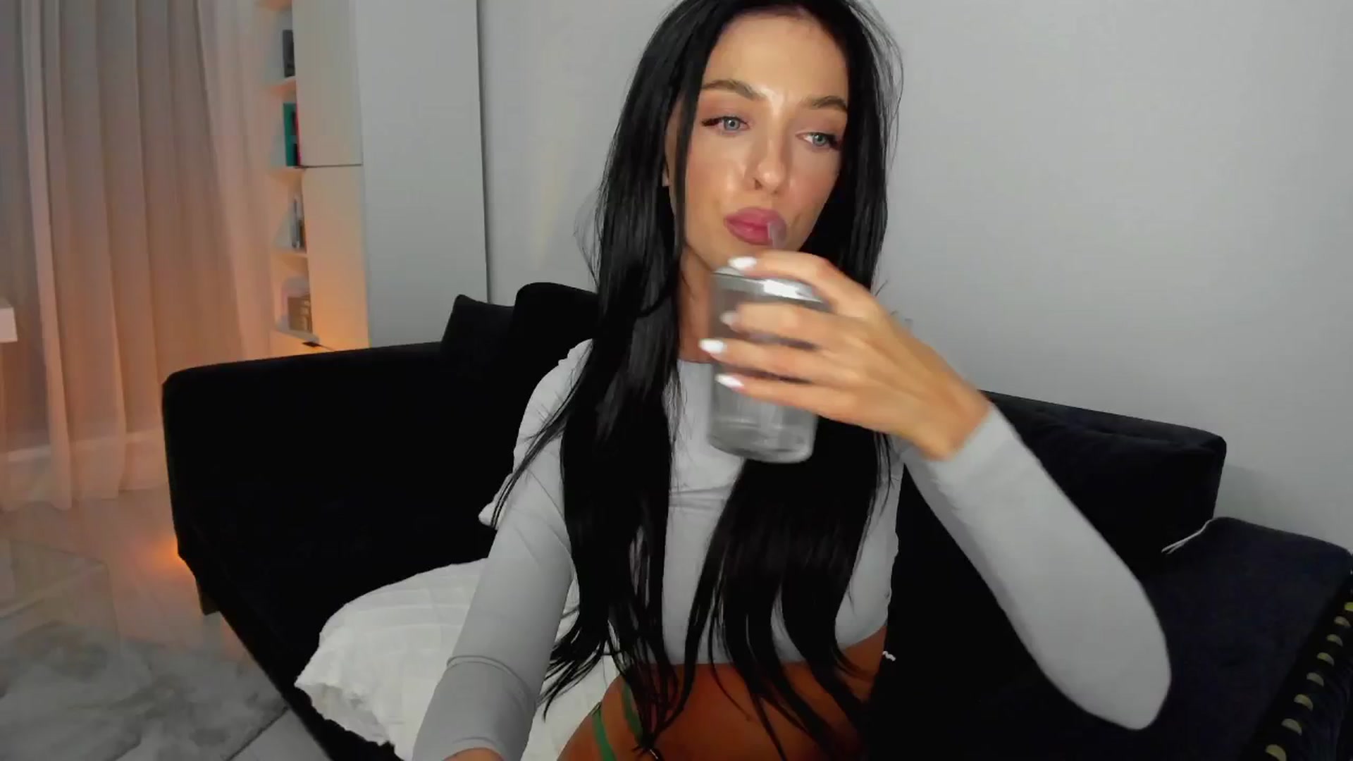 Gallery image thumbnail from L_U_A_'s myfreecams stream on, 08/23/2024, 18:11 image 2 of 20