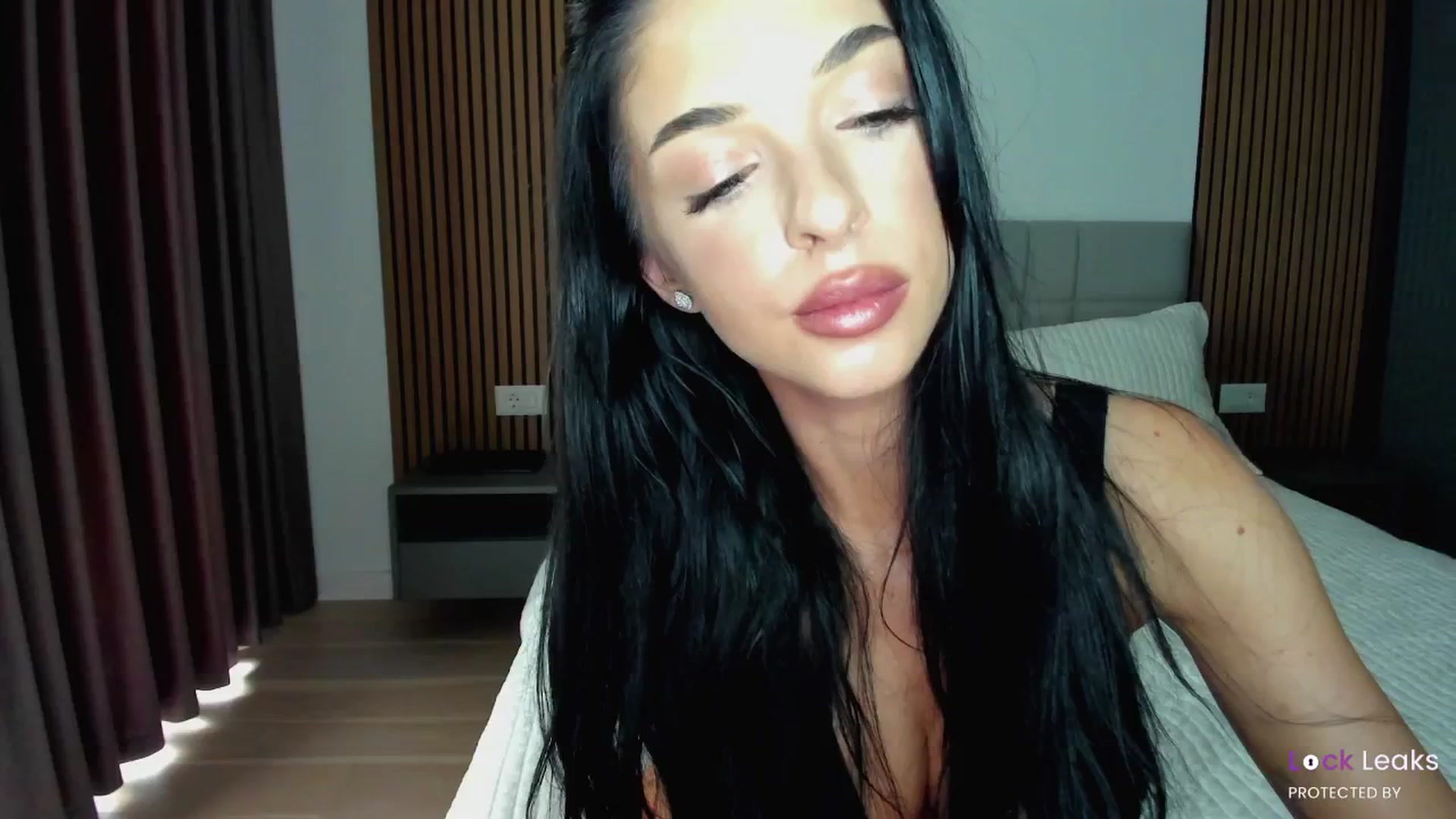 Gallery image thumbnail from L_U_A_'s myfreecams stream on, 11/15/2024, 11:15 image 18 of 20