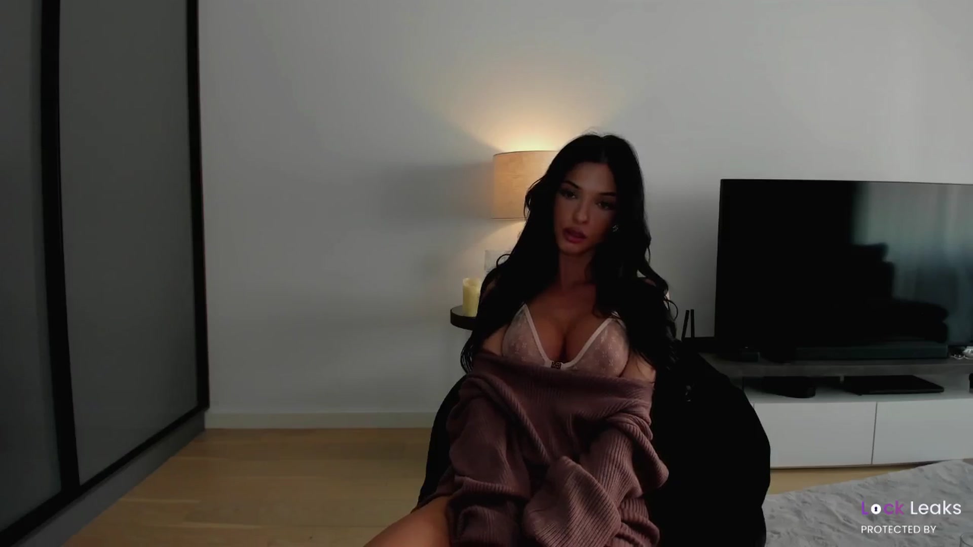 Gallery image thumbnail from L_U_A_'s myfreecams stream on, 12/16/2024, 10:22 image 16 of 20