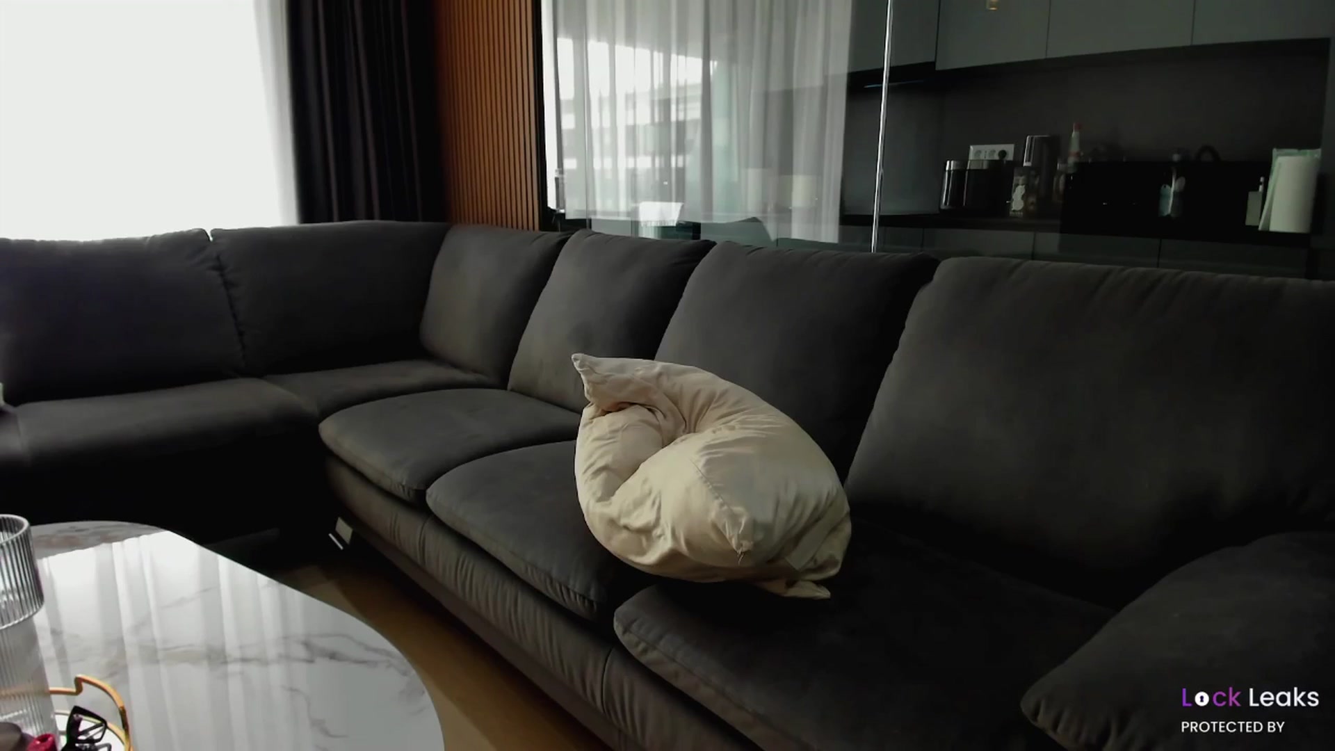 Gallery image thumbnail from L_U_A_'s myfreecams stream on, 04/01/2025, 11:38 image 11 of 20
