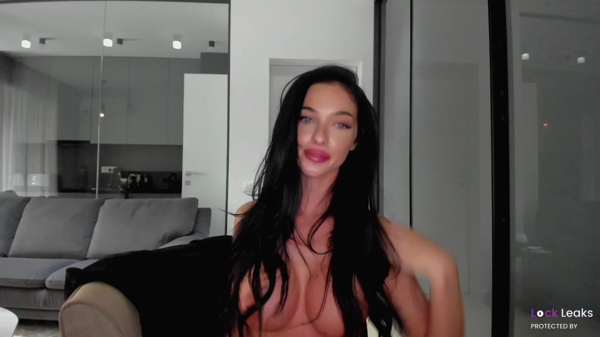 Gallery image thumbnail from L_U_A_'s myfreecams stream on, 10/02/2025, 11:22 image 13 of 20