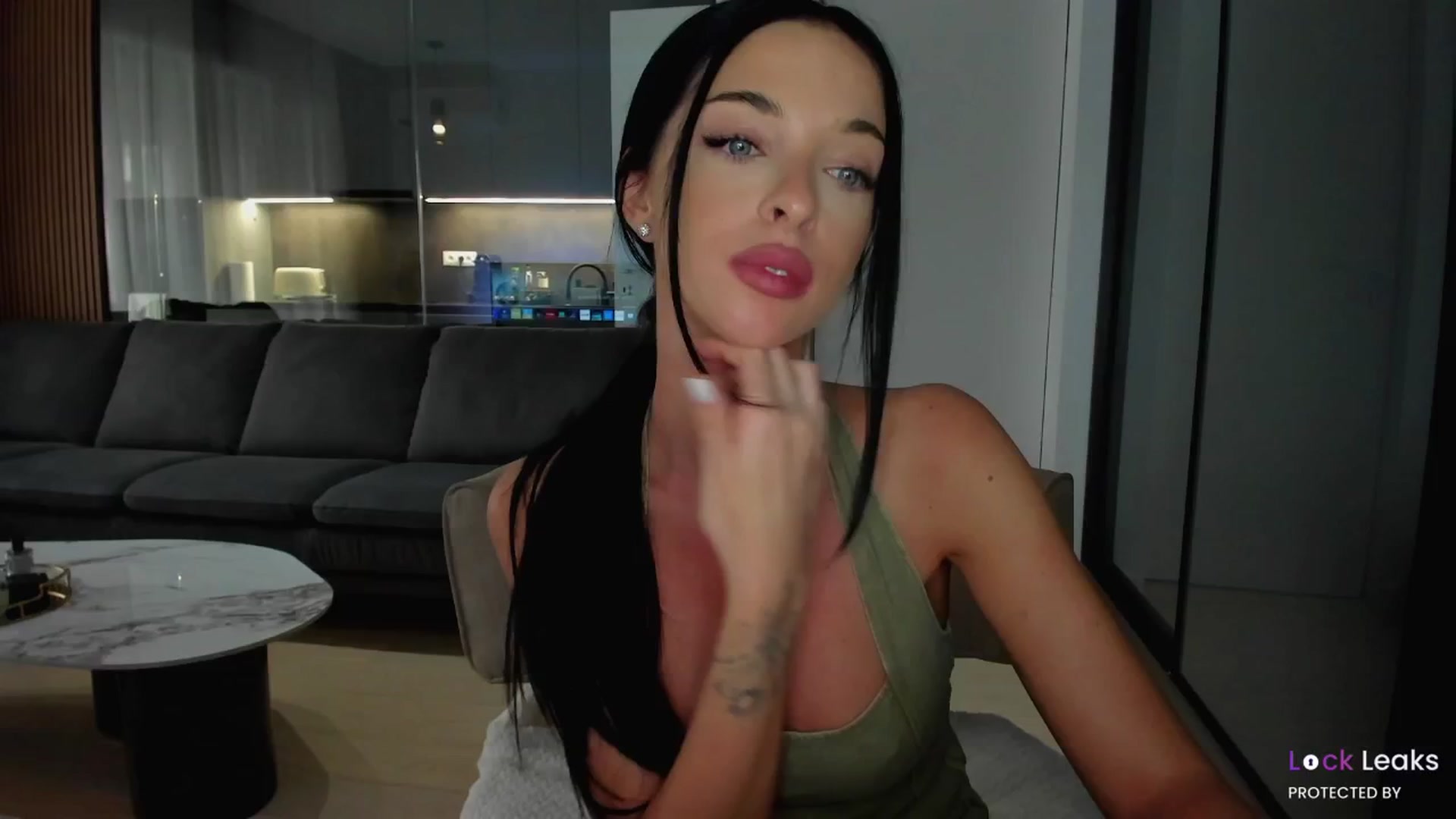 Gallery image thumbnail from L_U_A_'s myfreecams stream on, 10/04/2025, 09:44 image 1 of 20