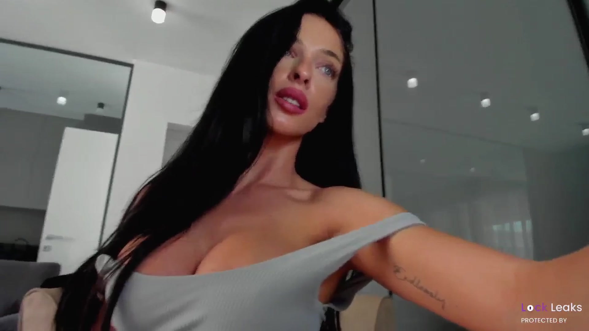 Gallery image thumbnail from L_U_A_'s myfreecams stream on, 10/17/2025, 11:35 image 3 of 20