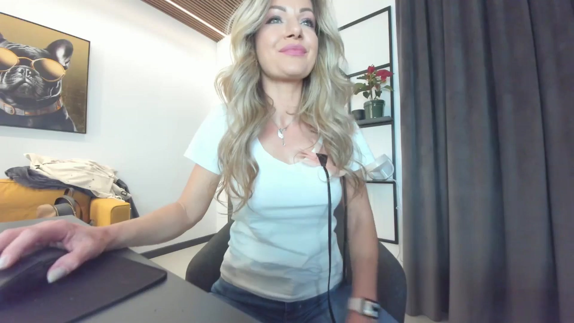 Gallery image thumbnail from L_y_d's myfreecams stream on, 04/19/2025, 16:45 image 8 of 20