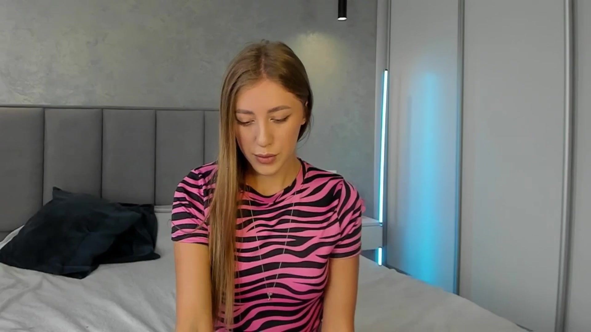 Gallery image thumbnail from LaAngel's myfreecams stream on, 10/19/2025, 12:09 image 11 of 20