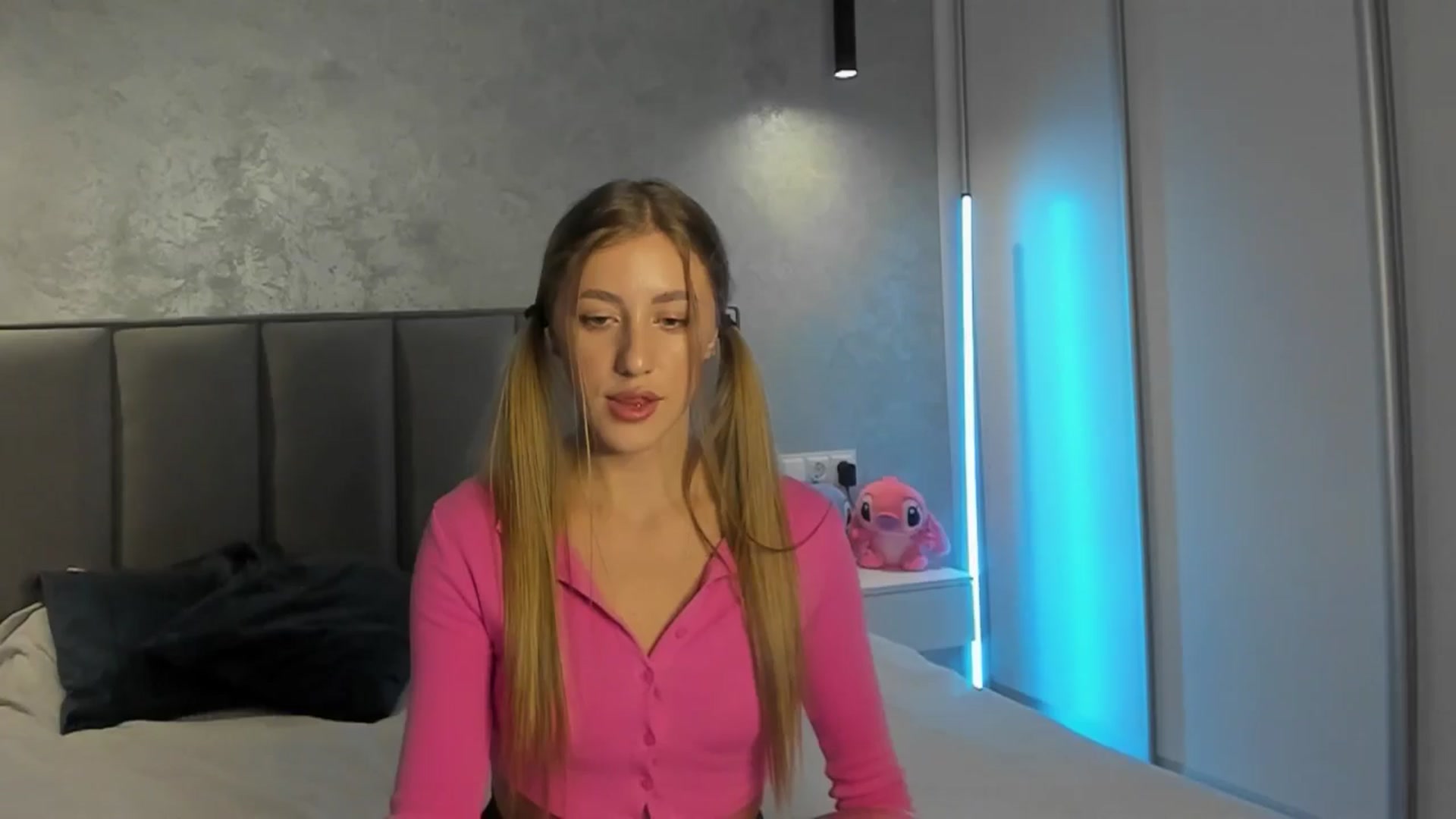 Gallery image thumbnail from LaAngel's myfreecams stream on, 10/20/2025, 16:28 image 5 of 20
