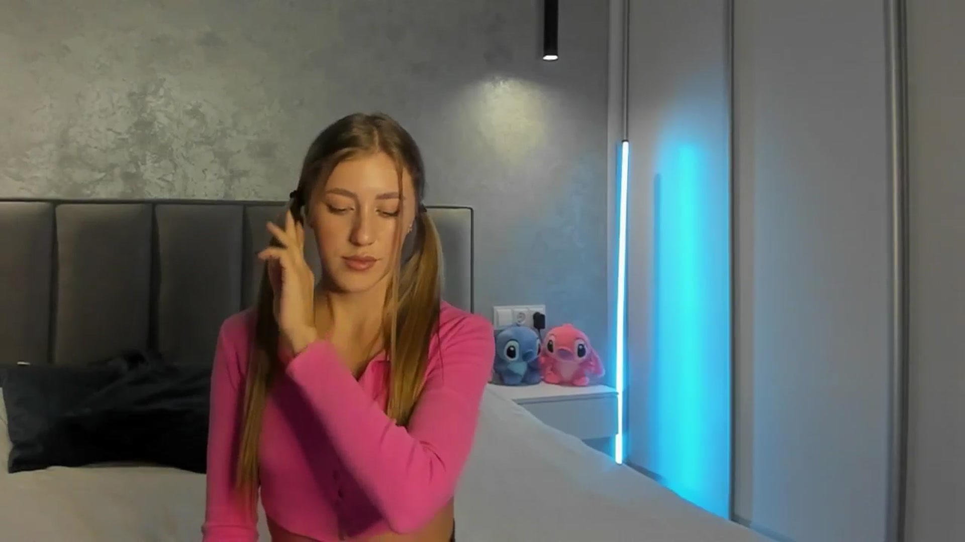 Gallery image thumbnail from LaAngel's myfreecams stream on, 10/20/2025, 16:28 image 15 of 20