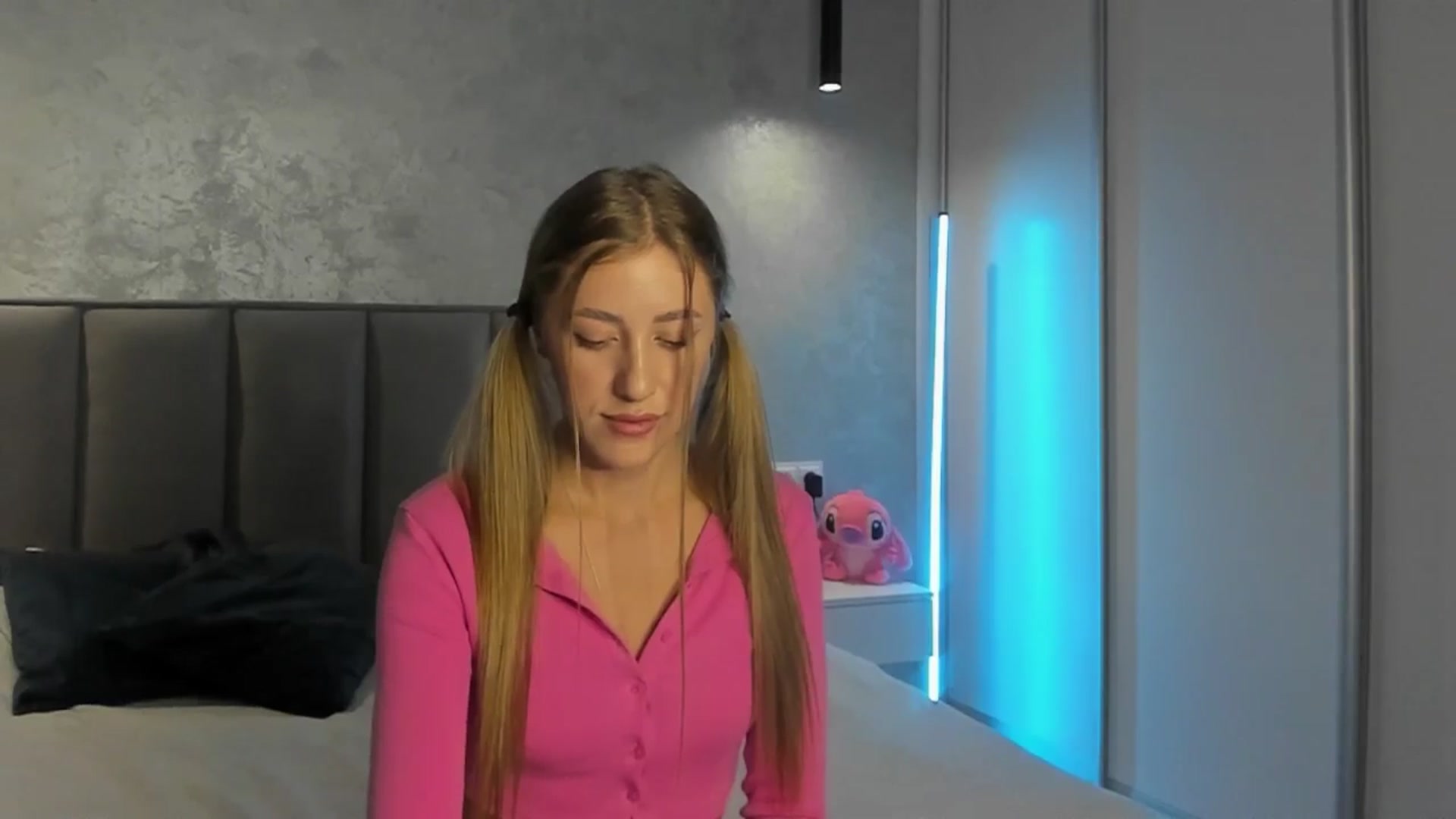 Gallery image thumbnail from LaAngel's myfreecams stream on, 10/20/2025, 16:28 image 11 of 20