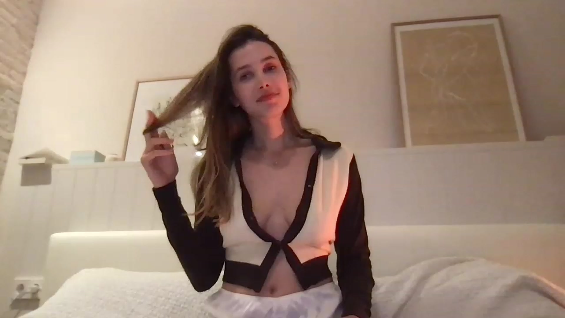 Gallery image thumbnail from LaLune's myfreecams stream on, 12/05/2022, 19:10 image 14 of 20