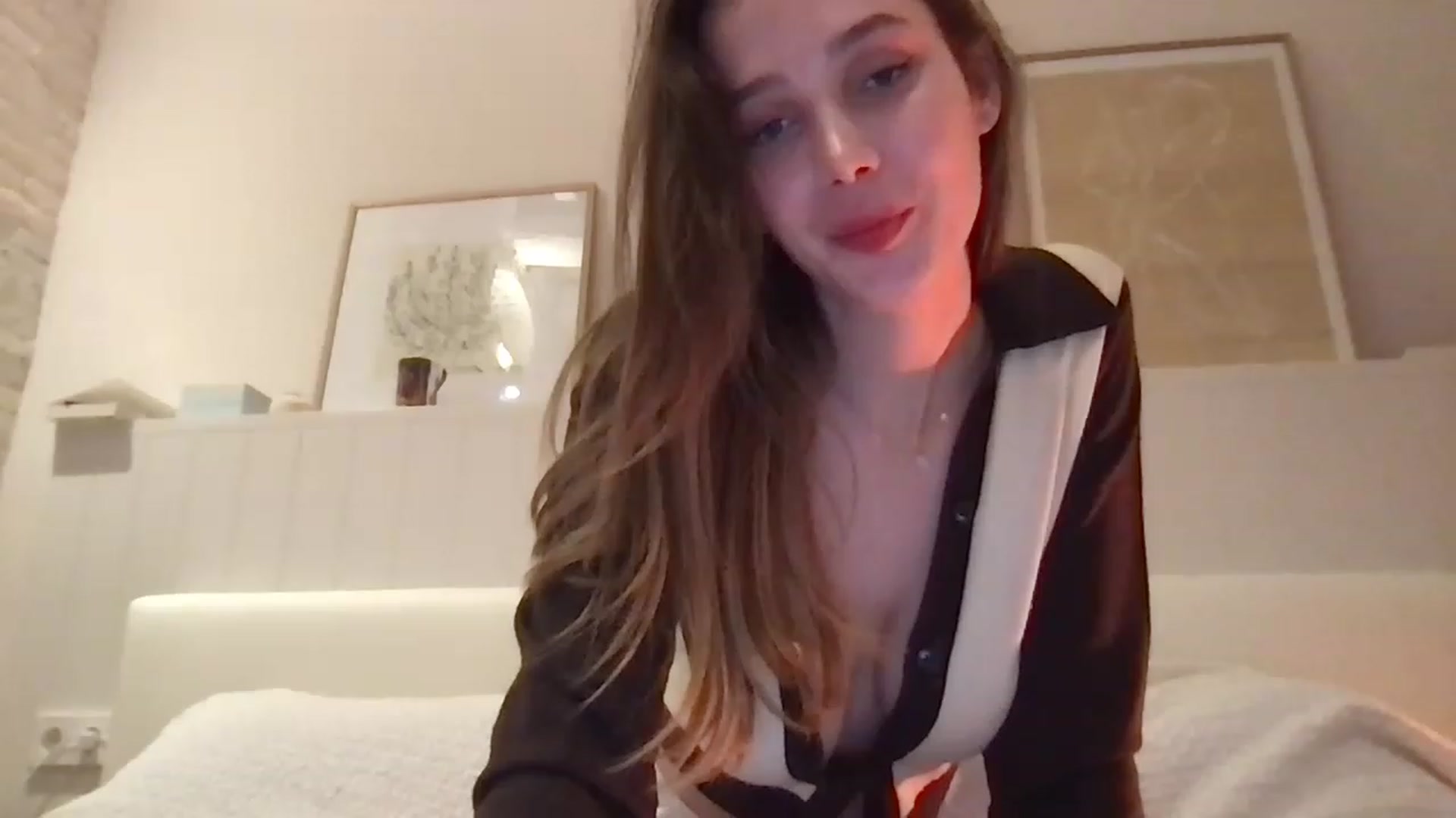 Gallery image thumbnail from LaLune's myfreecams stream on, 12/05/2022, 19:10 image 17 of 20