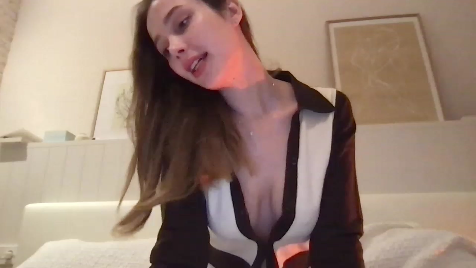 Gallery image thumbnail from LaLune's myfreecams stream on, 12/05/2022, 19:10 image 3 of 20