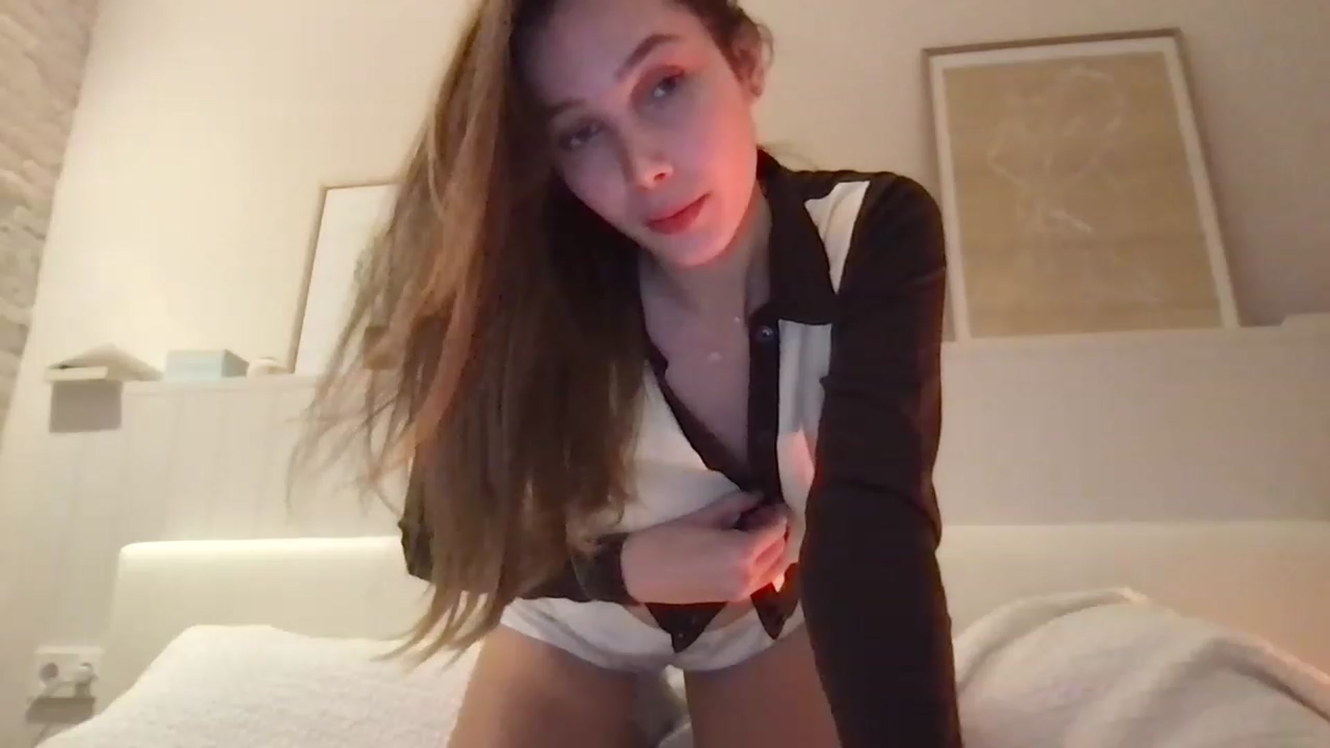 Gallery image thumbnail from LaLune's myfreecams stream on, 12/05/2022, 19:10 image 11 of 20