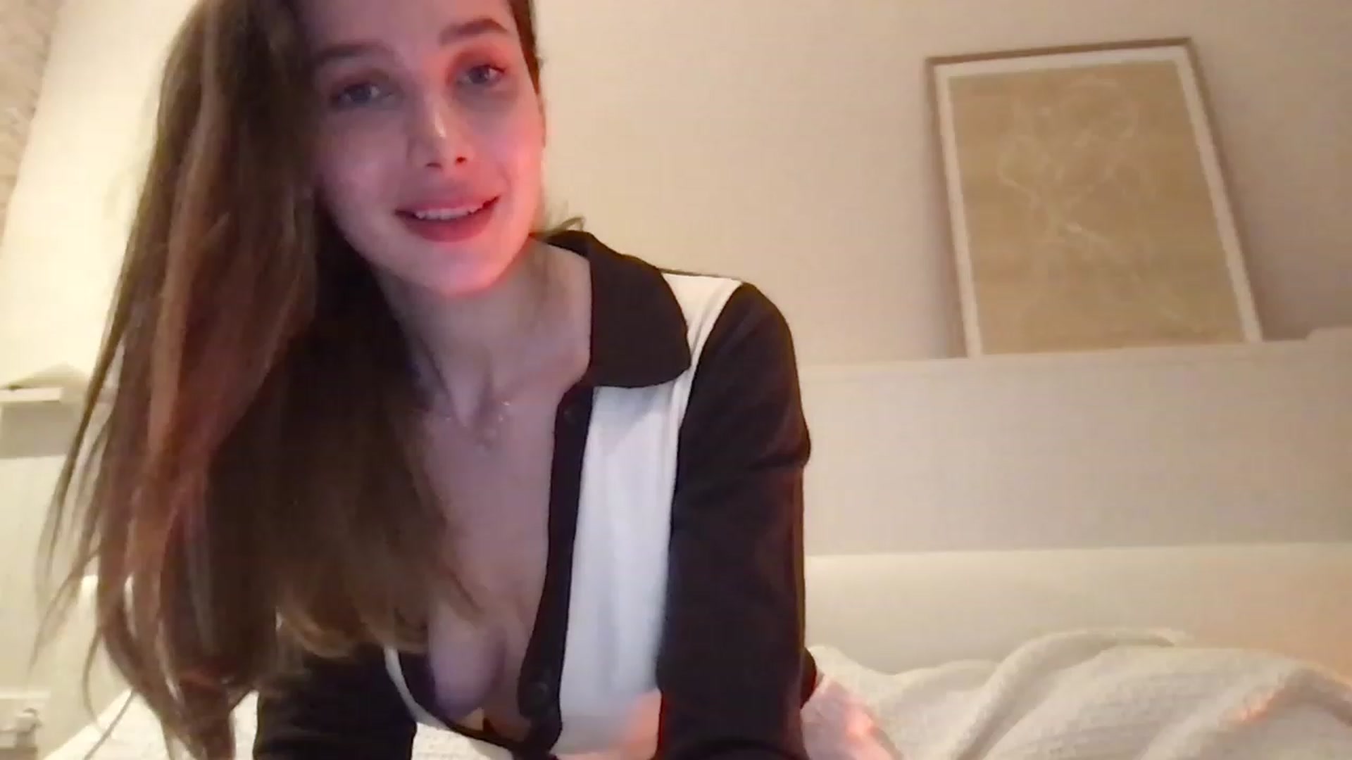 Gallery image thumbnail from LaLune's myfreecams stream on, 12/05/2022, 19:10 image 2 of 20