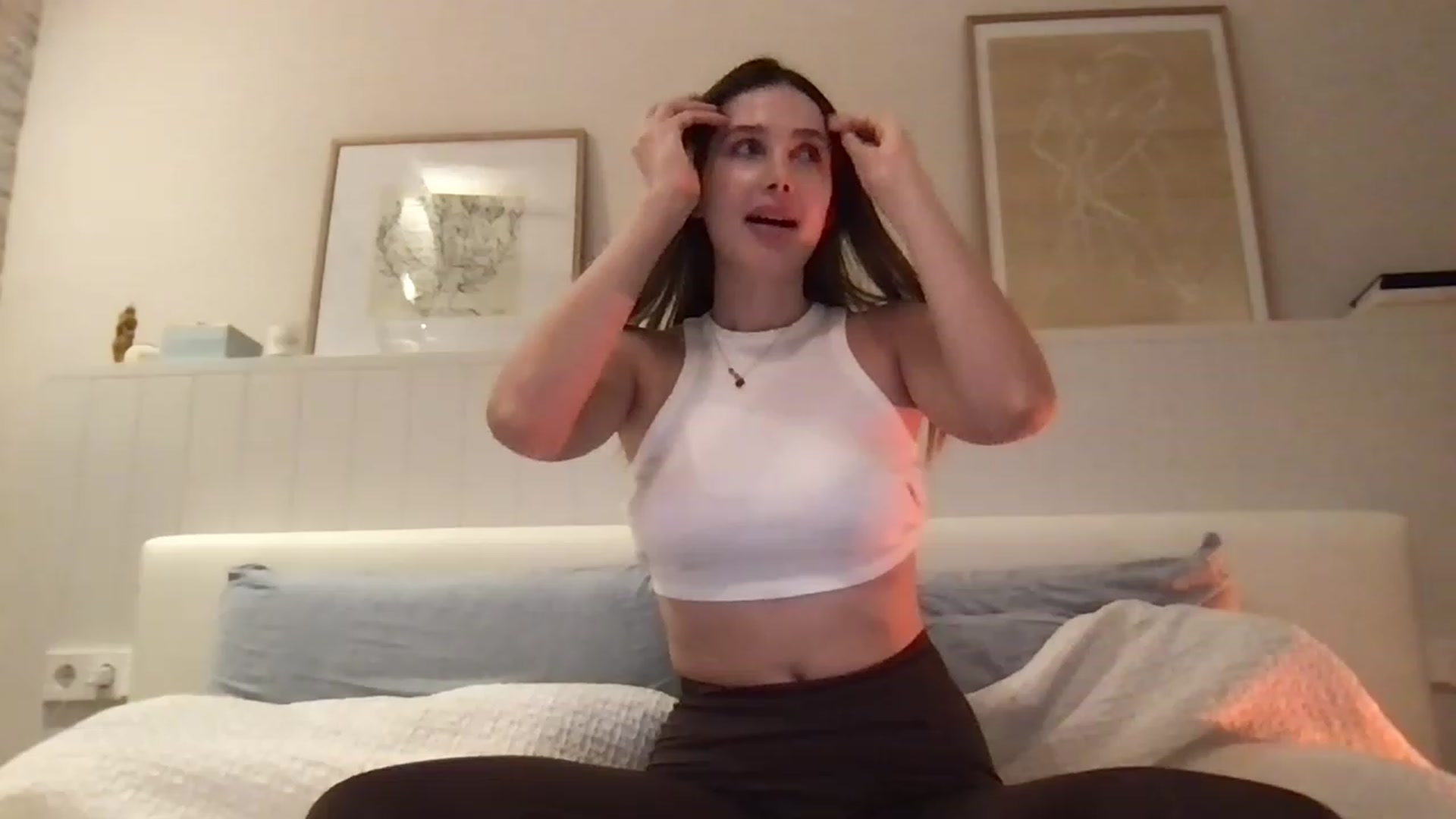 Gallery image thumbnail from LaLune's myfreecams stream on, 01/18/2023, 18:08 image 14 of 20