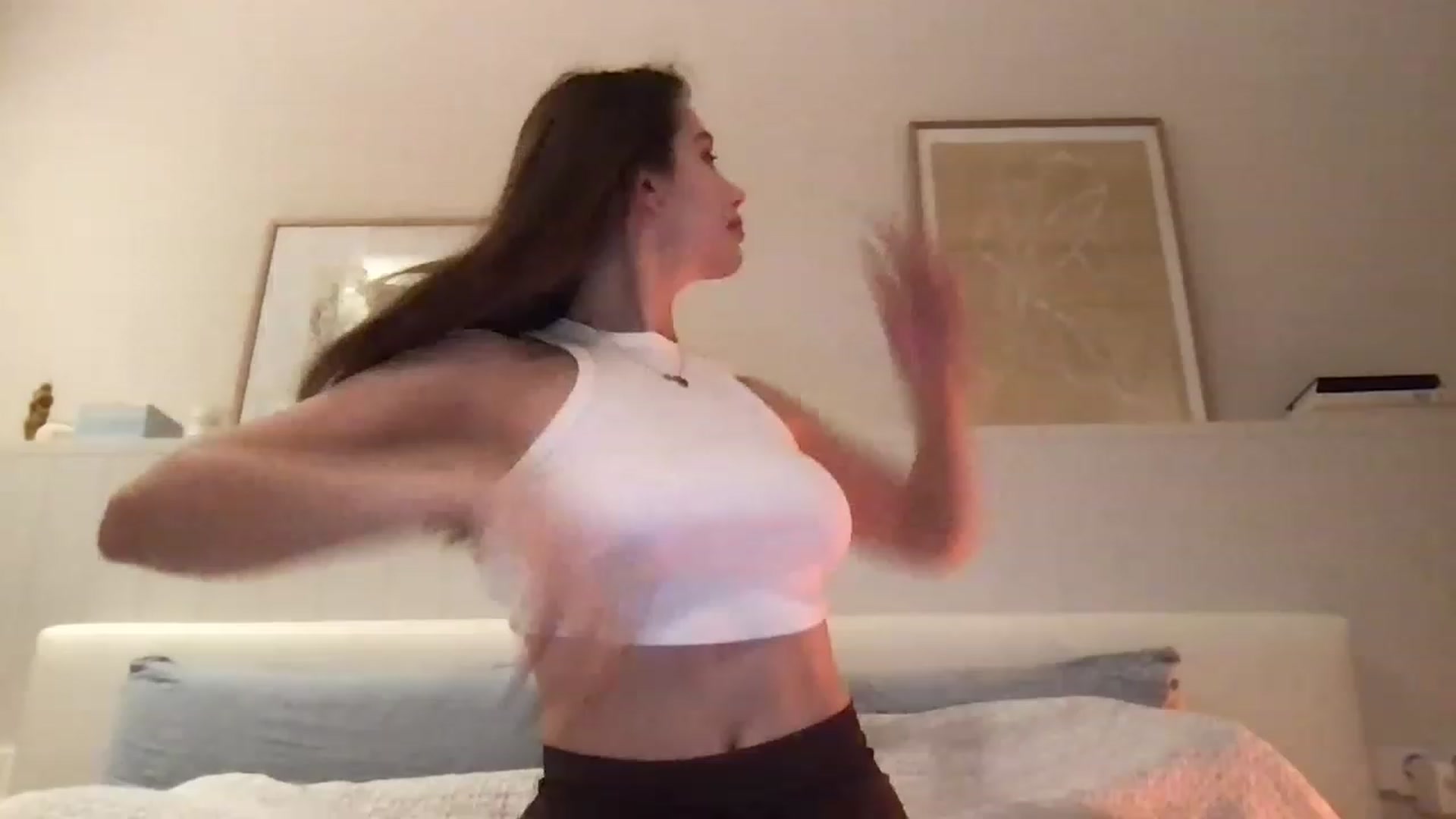 Gallery image thumbnail from LaLune's myfreecams stream on, 01/18/2023, 18:08 image 1 of 20