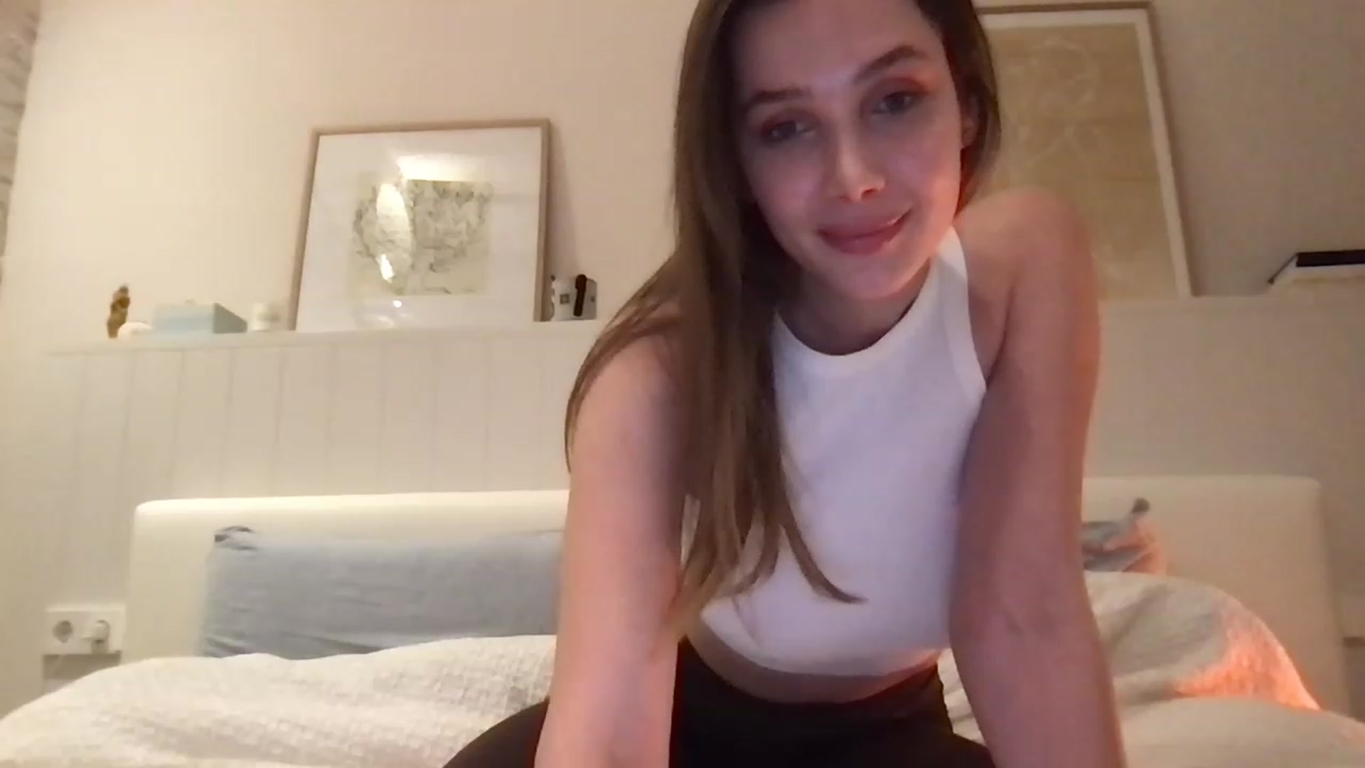 Gallery image thumbnail from LaLune's myfreecams stream on, 01/18/2023, 18:08 image 20 of 20