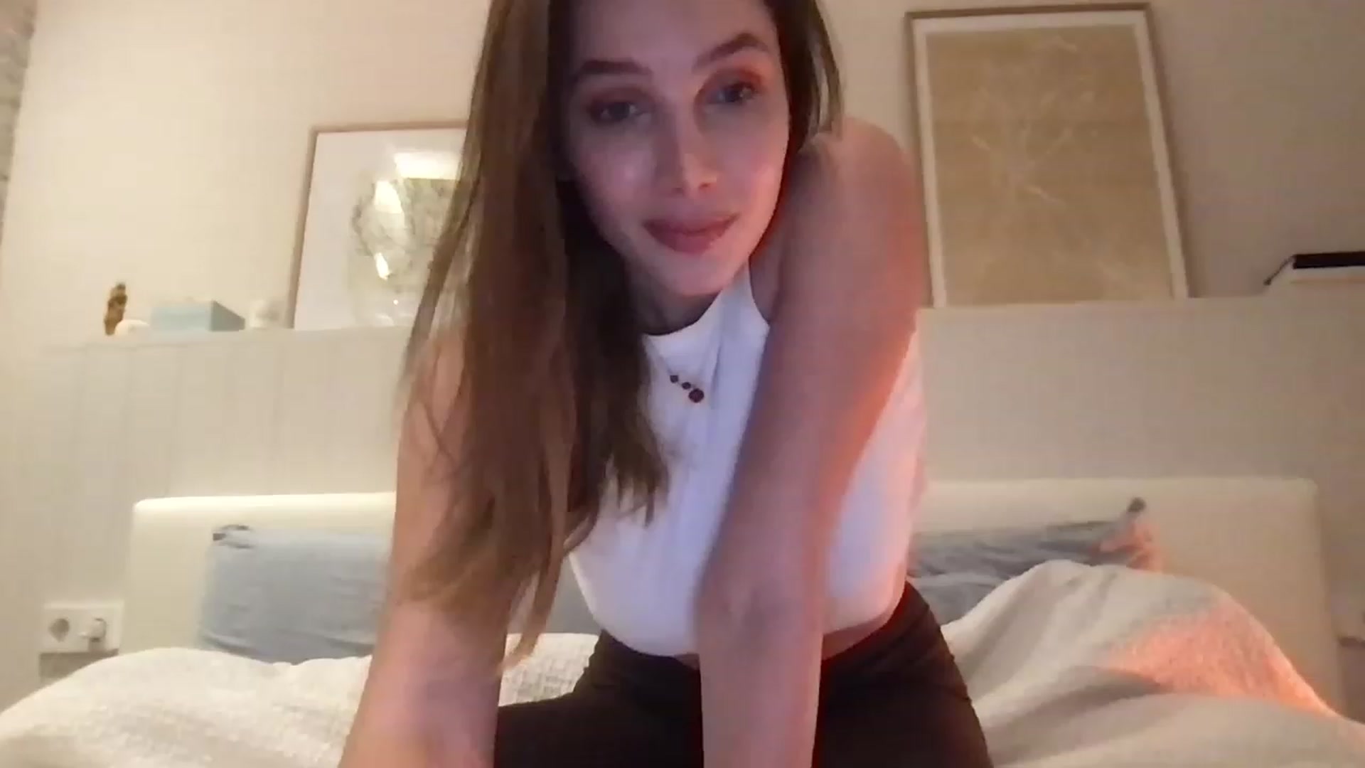 Gallery image thumbnail from LaLune's myfreecams stream on, 01/18/2023, 18:08 image 7 of 20