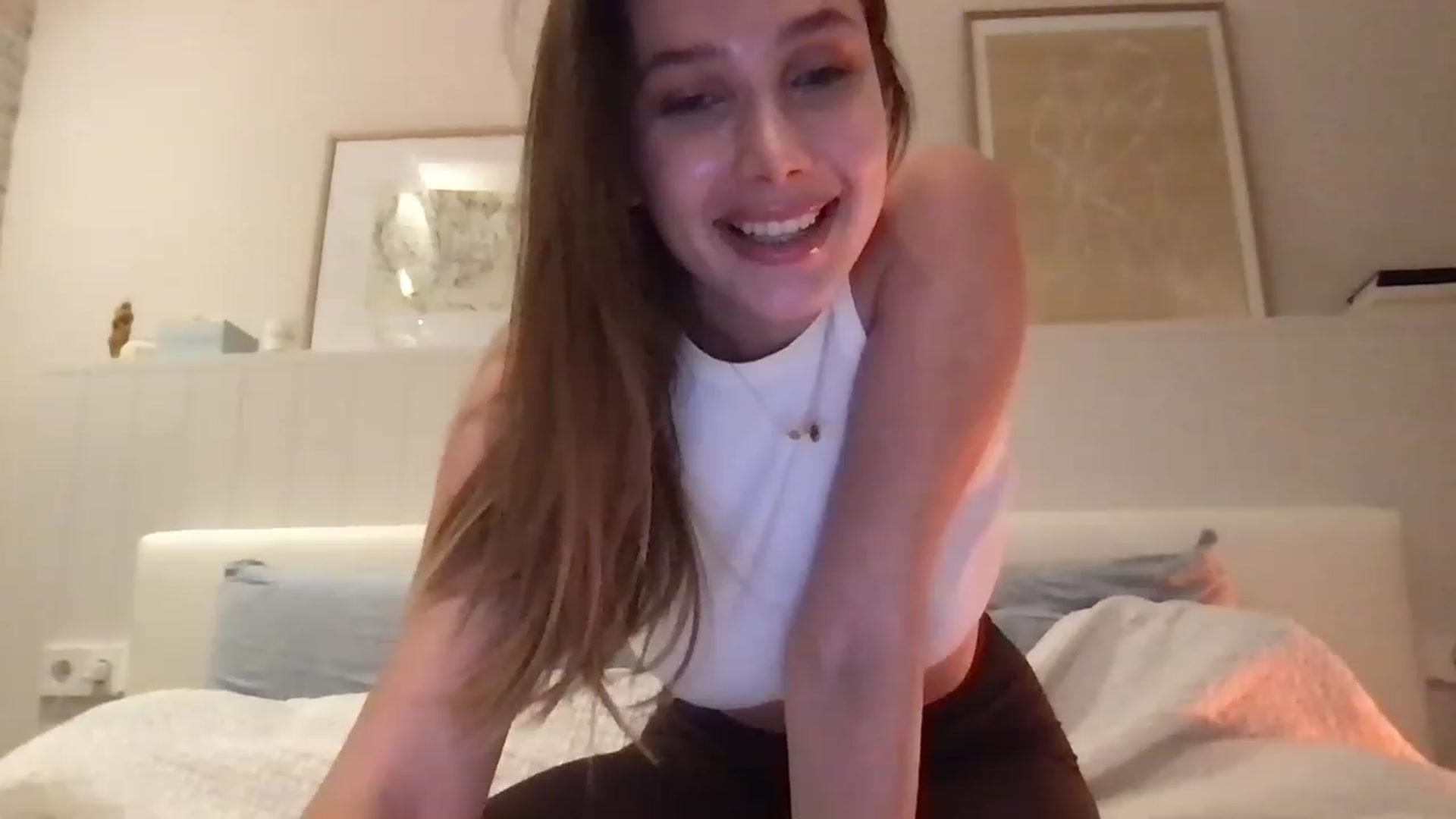 Gallery image thumbnail from LaLune's myfreecams stream on, 01/18/2023, 18:08 image 9 of 20