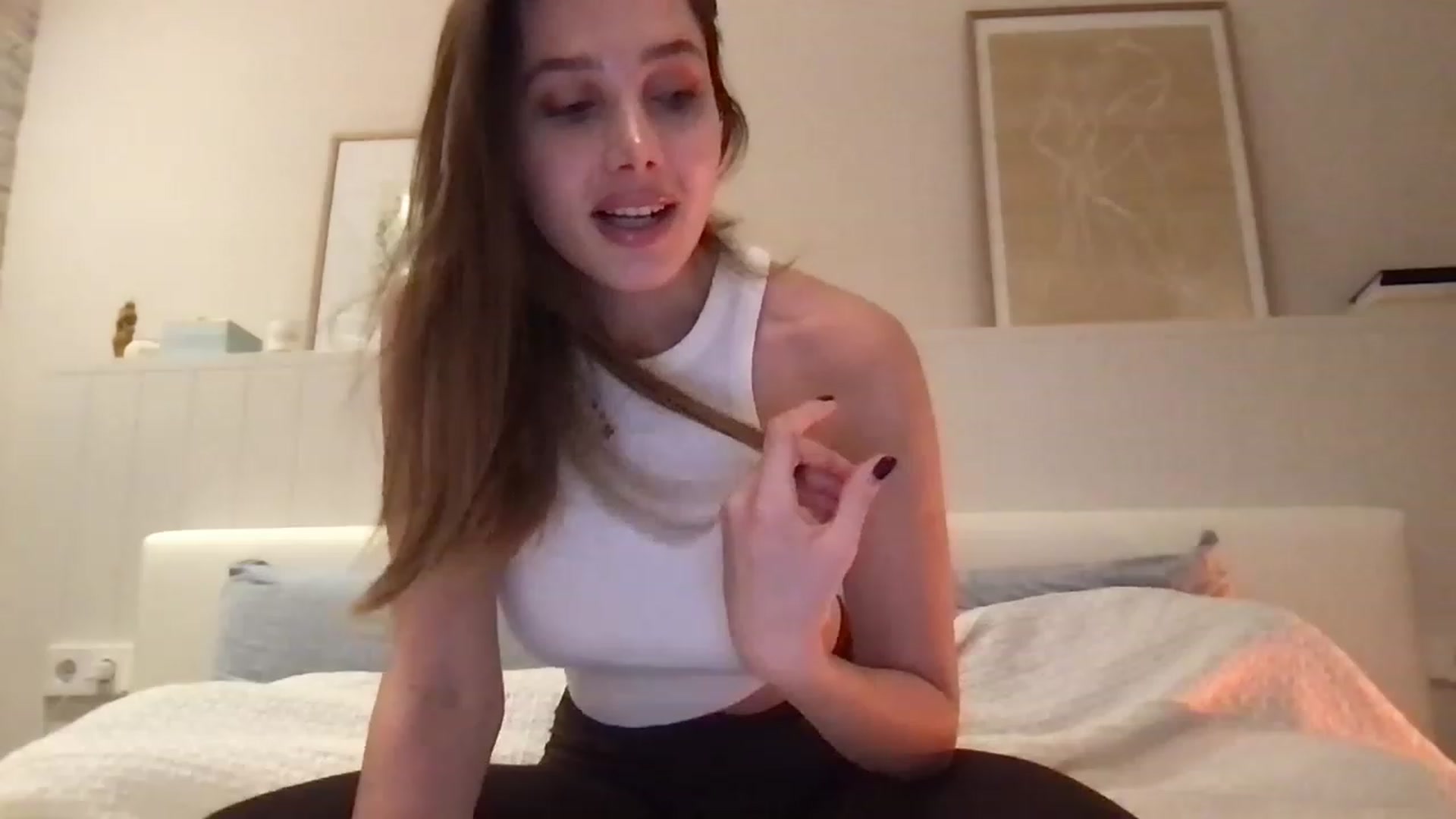 Gallery image thumbnail from LaLune's myfreecams stream on, 01/18/2023, 18:08 image 6 of 20